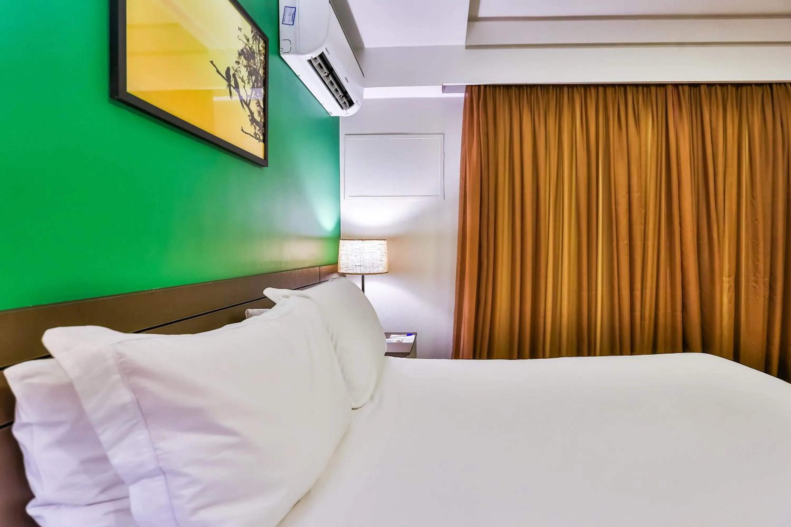 Photo of the whole room, Bed in Golden Tulip Goiania Address