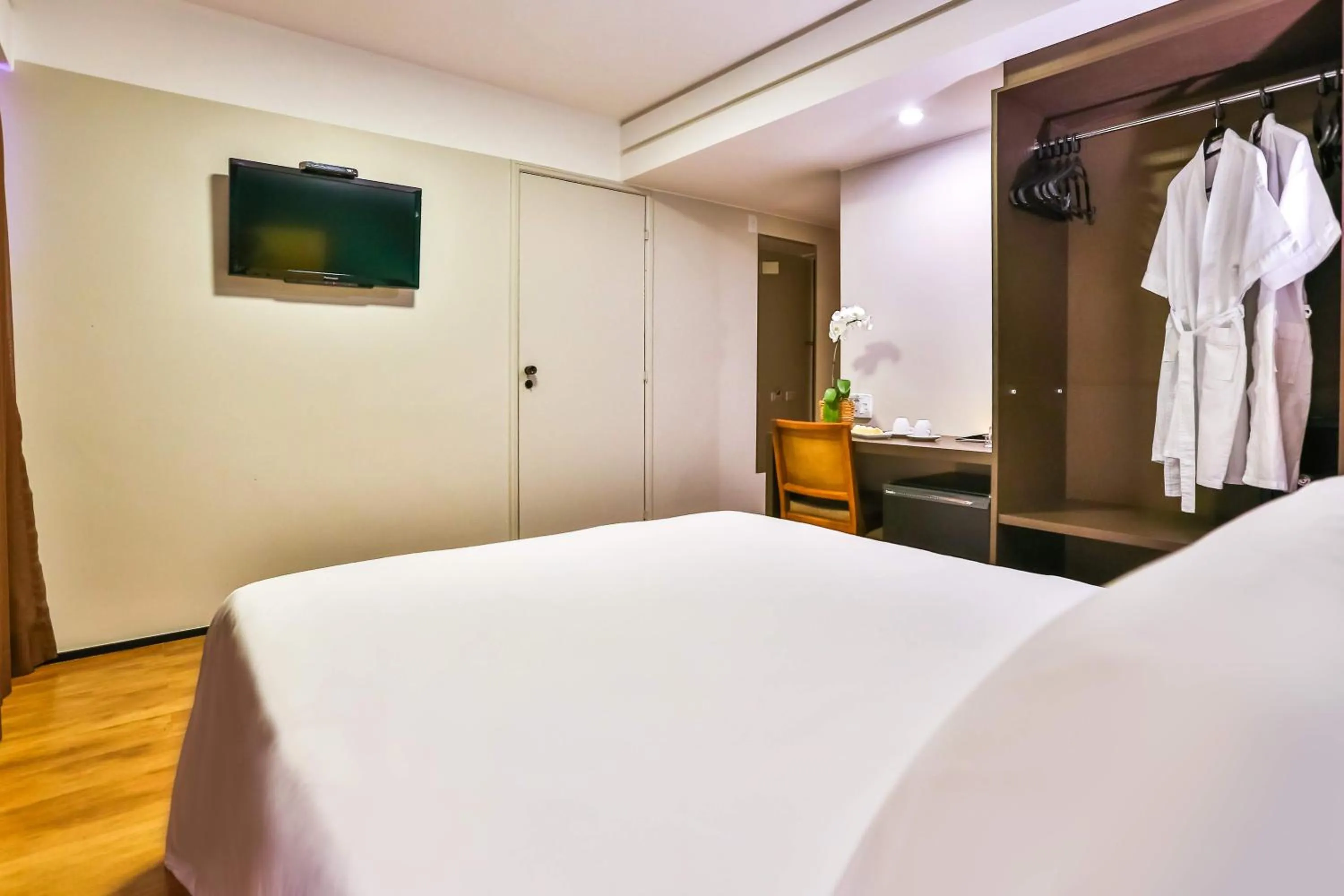 Photo of the whole room, Bed in Golden Tulip Goiania Address