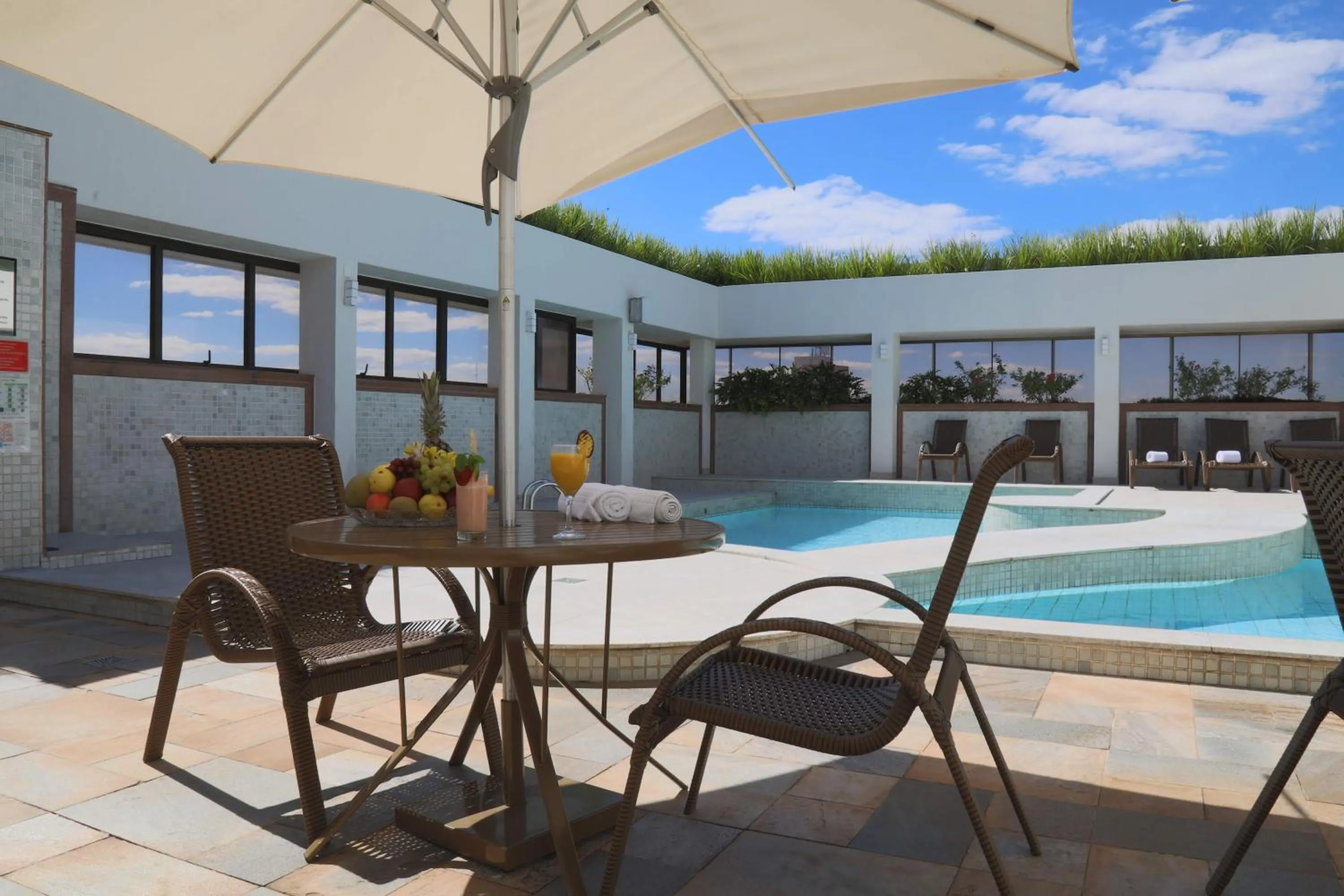 Swimming pool in Golden Tulip Goiania Address