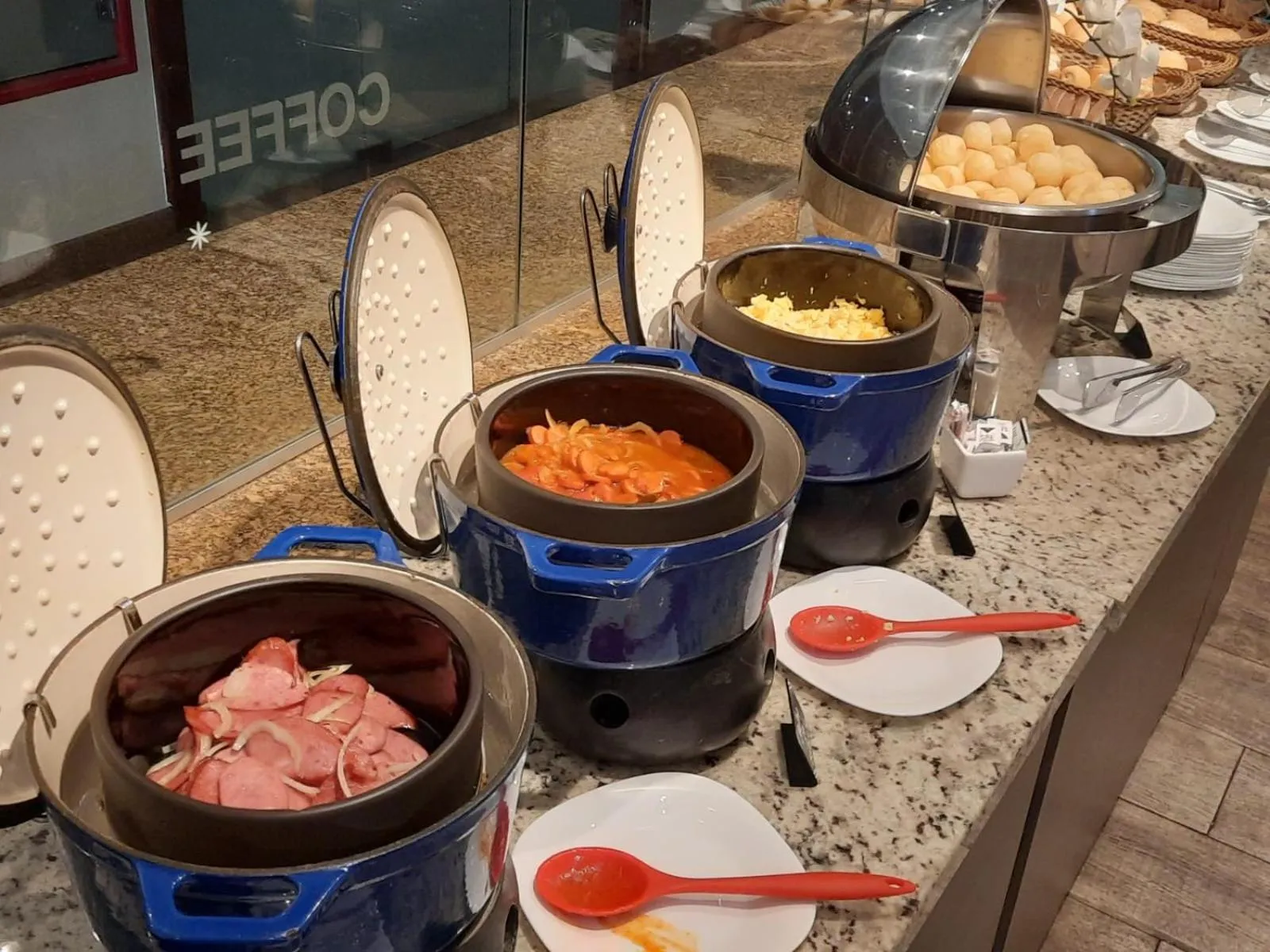 Buffet breakfast in Golden Tulip Goiania Address