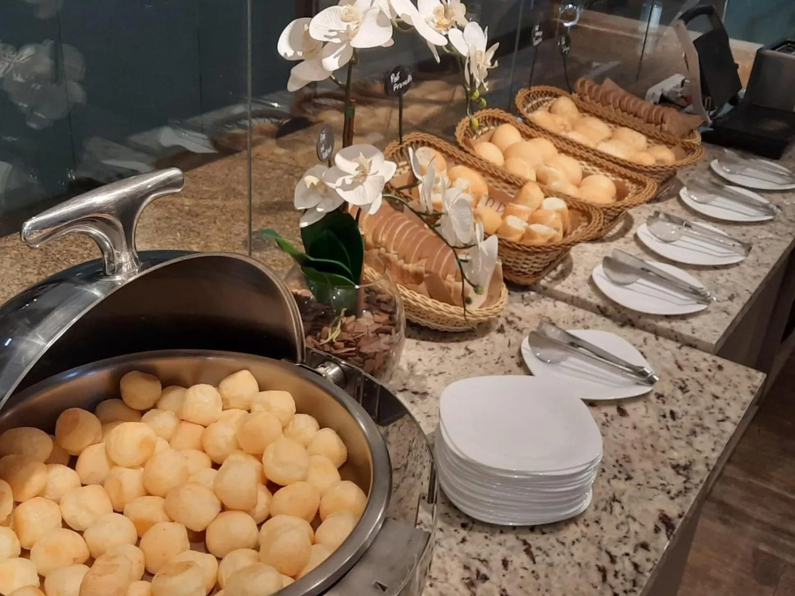 Buffet breakfast in Golden Tulip Goiania Address