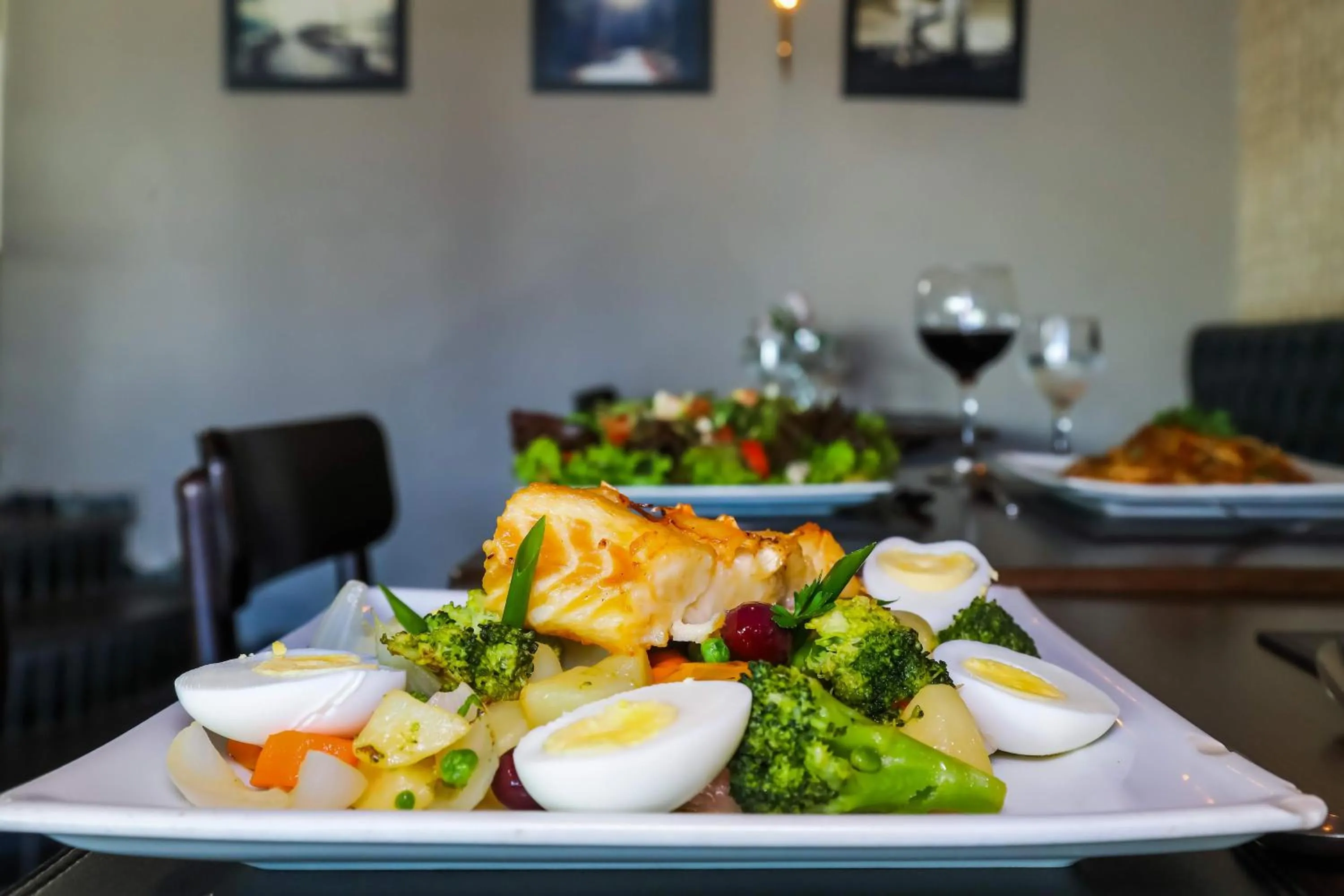 Restaurant/places to eat in Golden Tulip Goiania Address