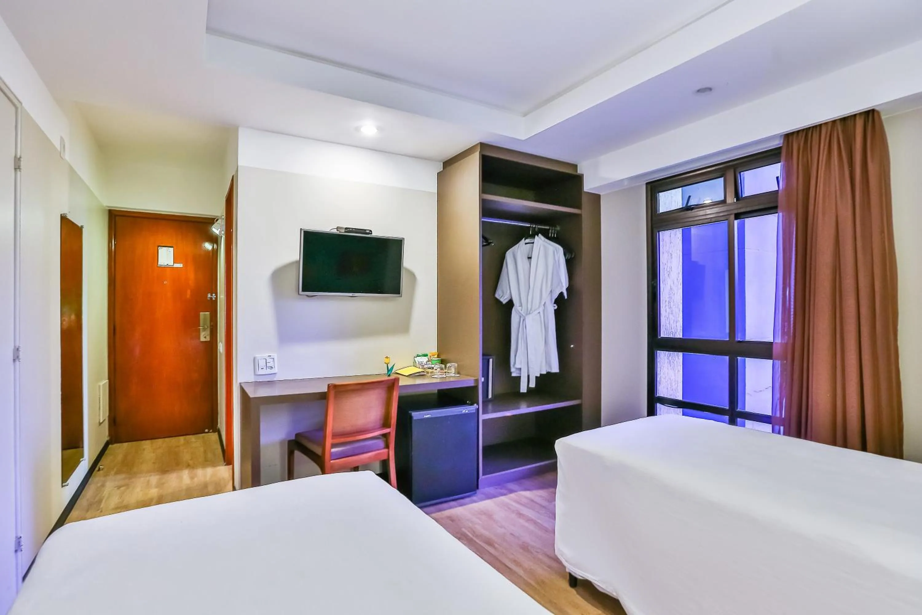 Photo of the whole room, Bed in Golden Tulip Goiania Address