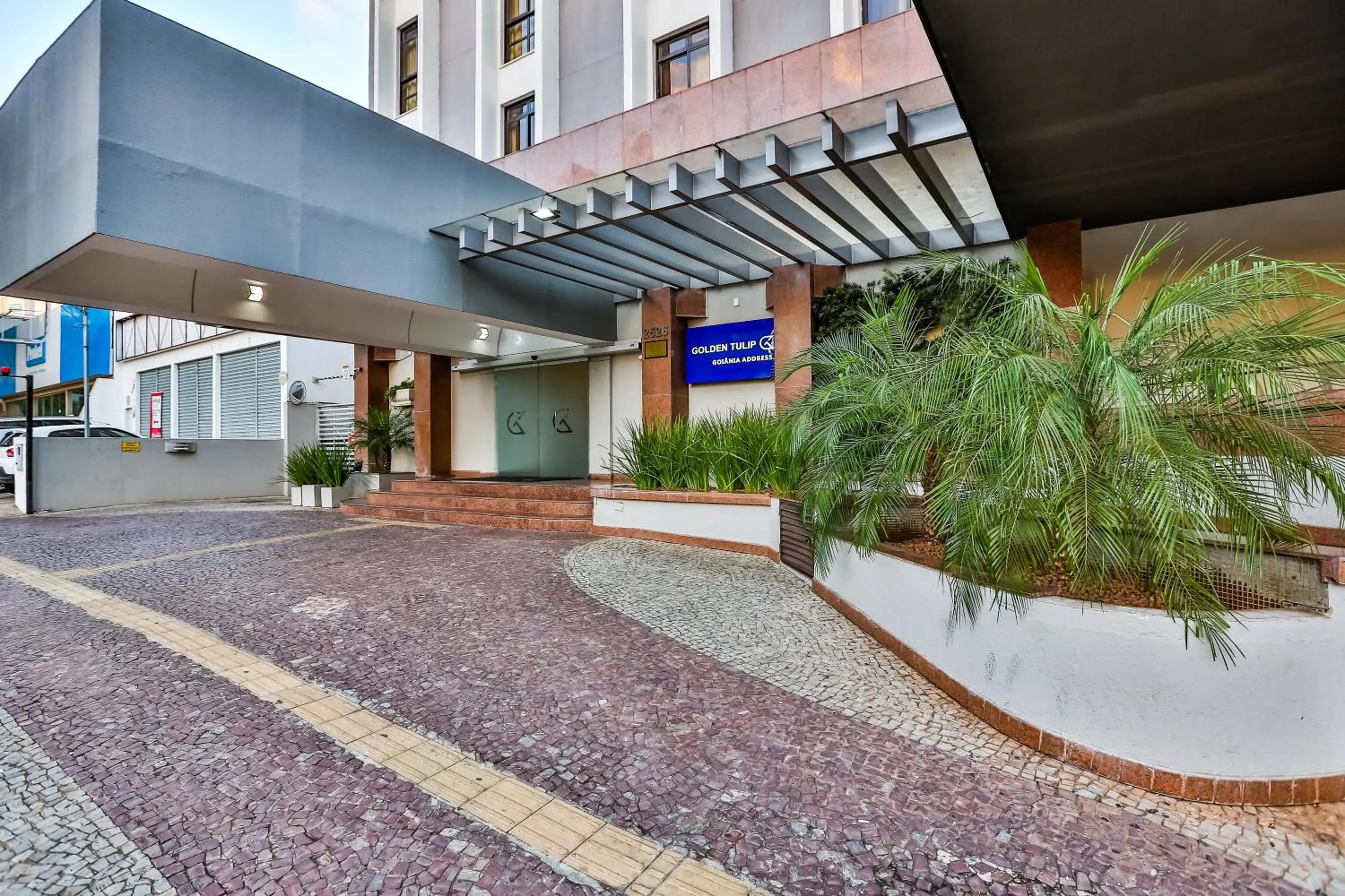 Facade/entrance in Golden Tulip Goiania Address