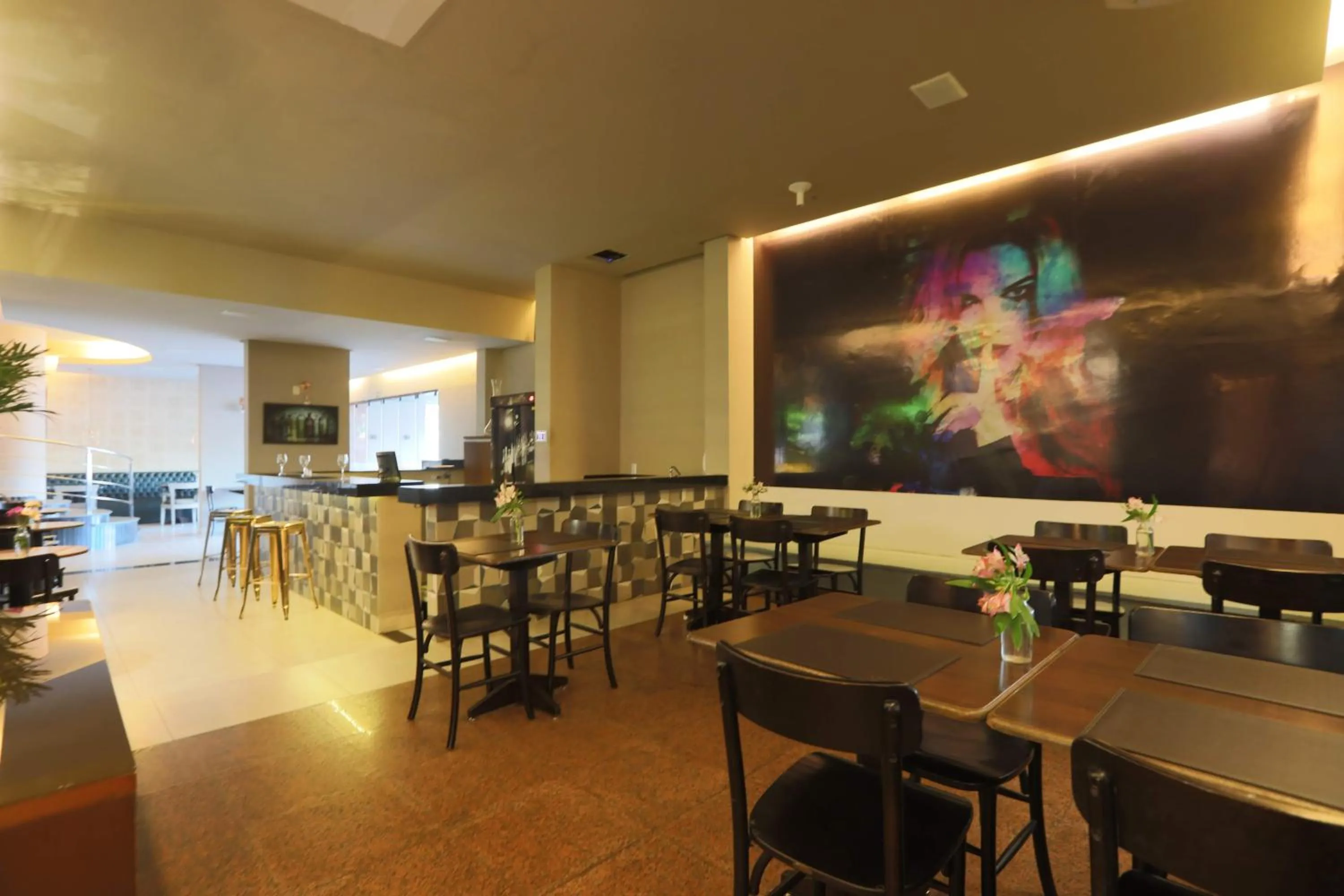 Restaurant/places to eat in Golden Tulip Goiania Address