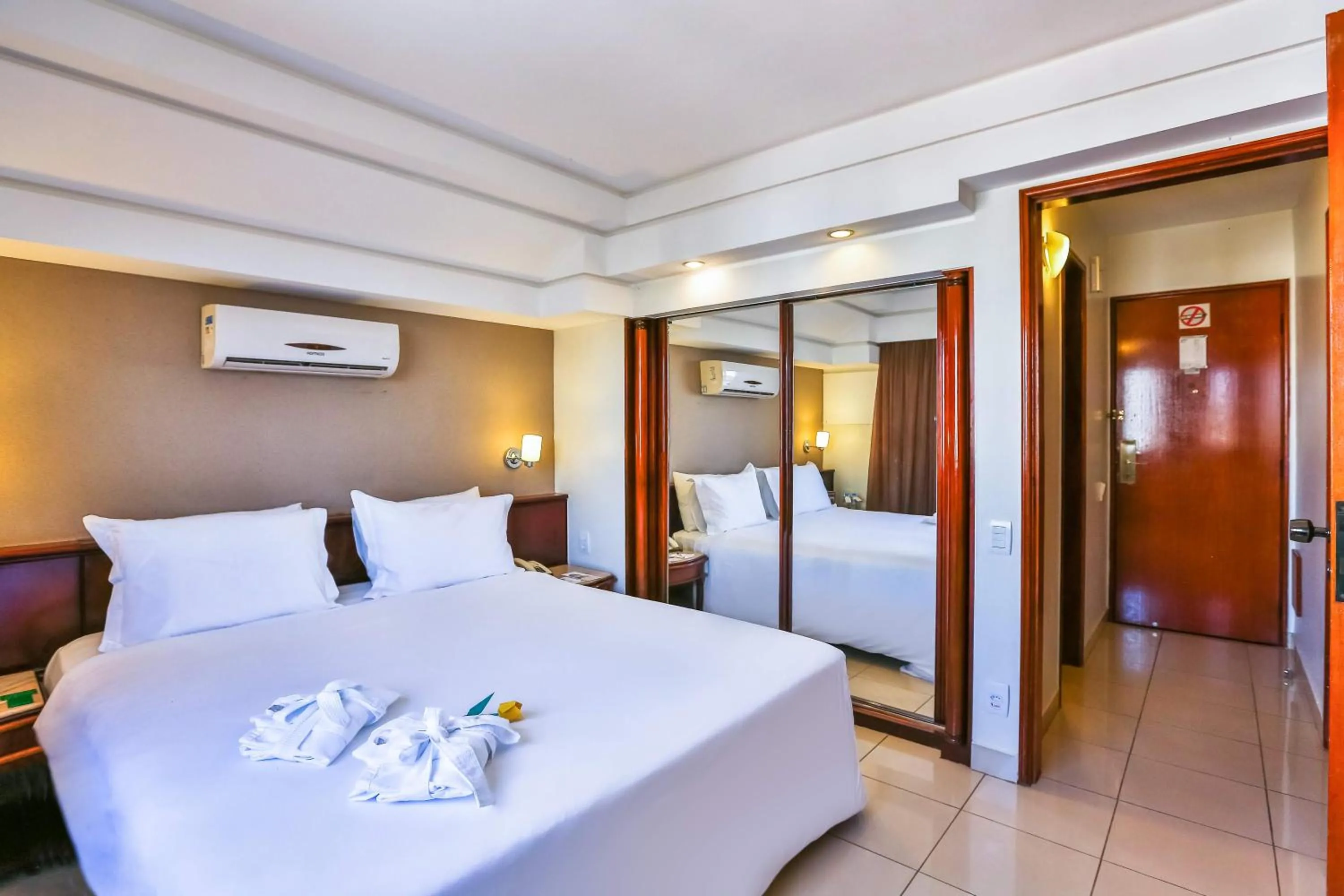 Photo of the whole room, Bed in Golden Tulip Goiania Address