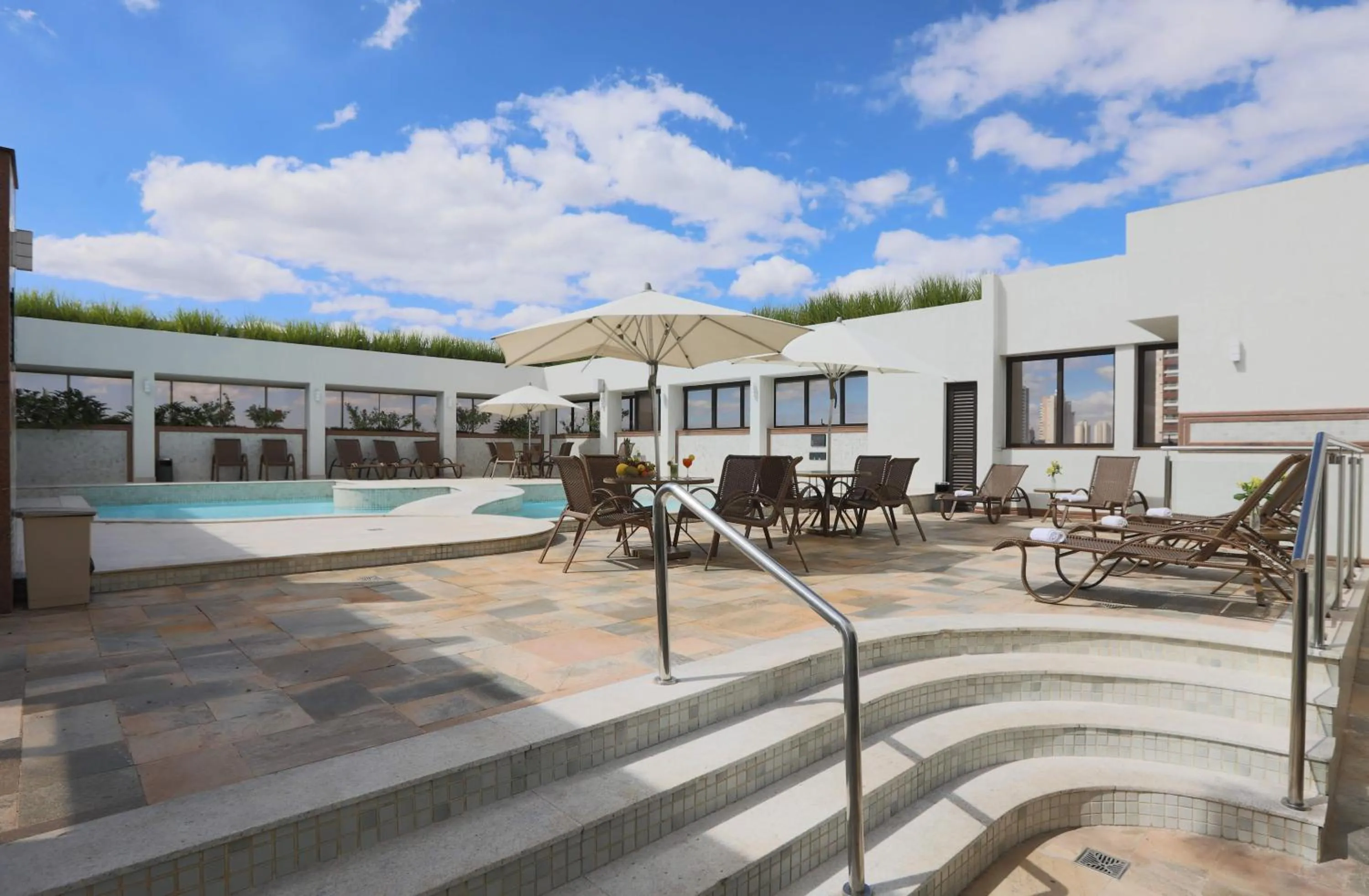 Swimming pool in Golden Tulip Goiania Address