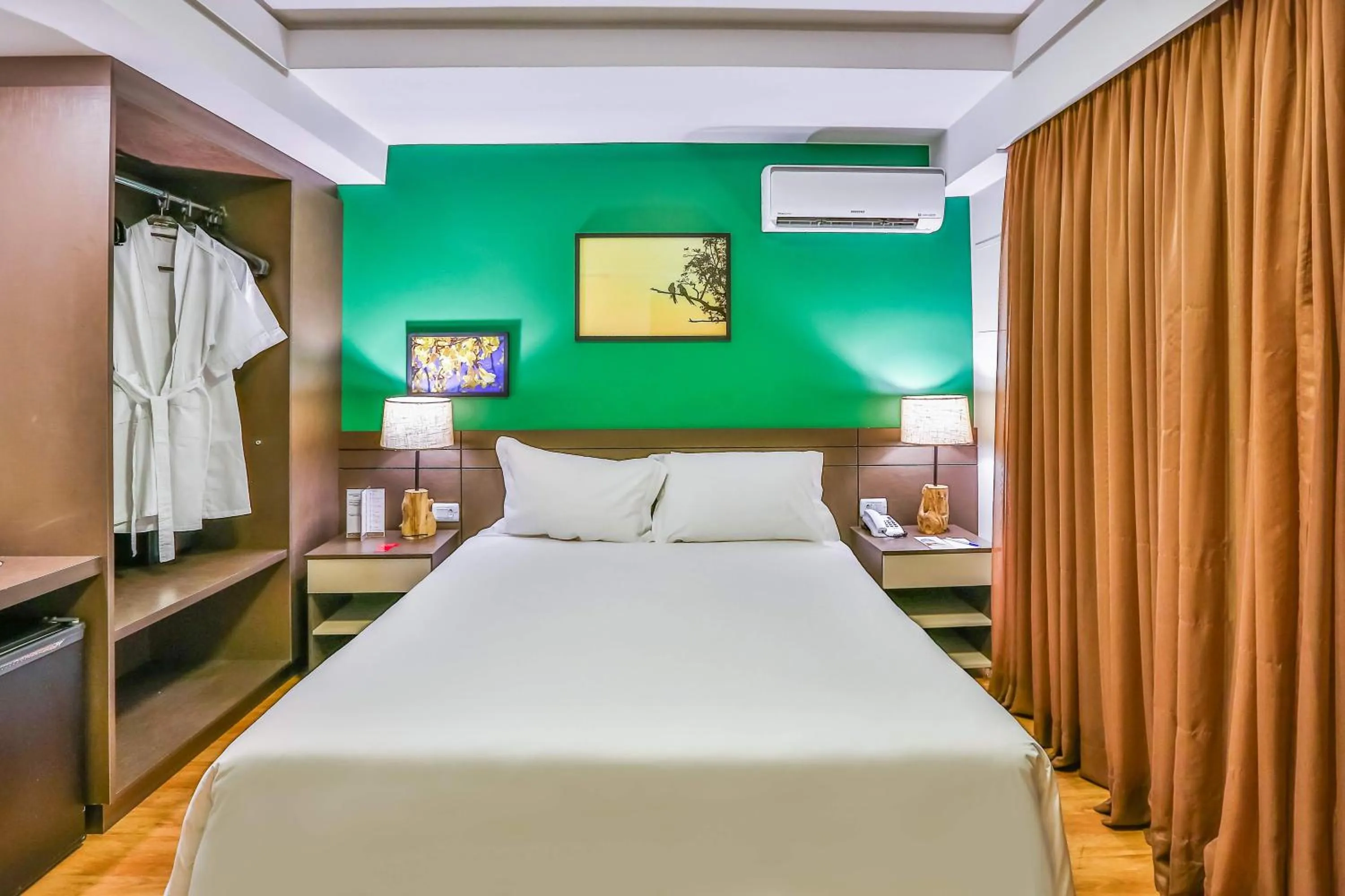 Photo of the whole room, Bed in Golden Tulip Goiania Address