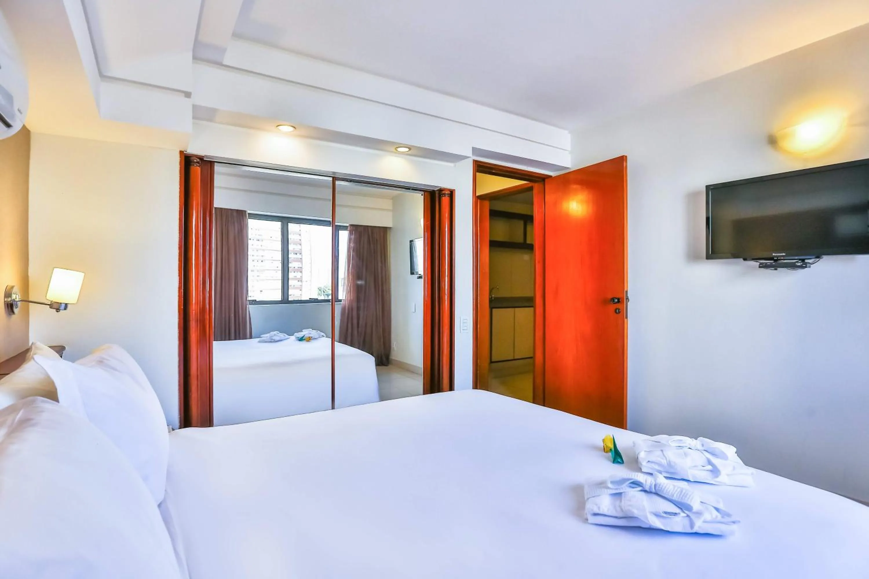 Photo of the whole room, Bed in Golden Tulip Goiania Address