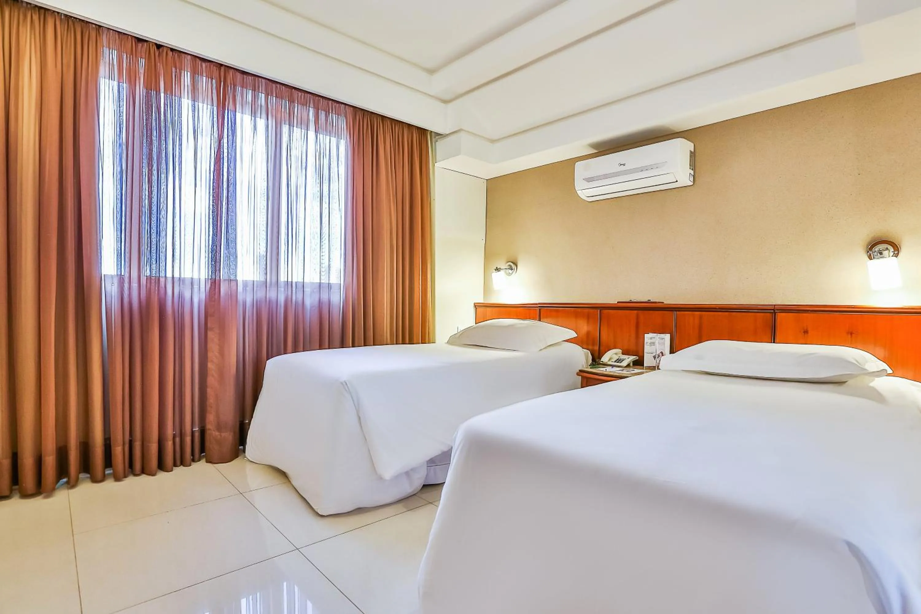 Photo of the whole room, Bed in Golden Tulip Goiania Address