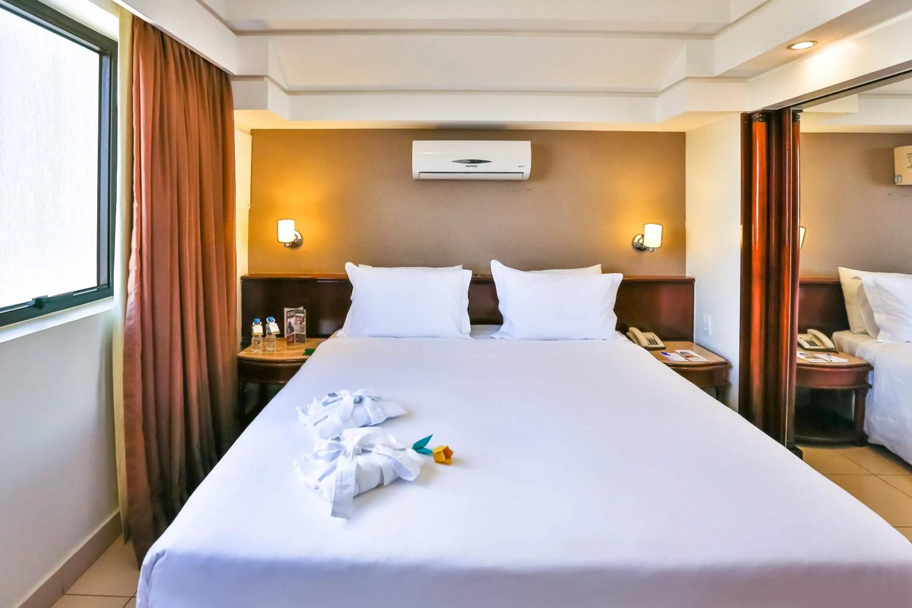 Photo of the whole room, Bed in Golden Tulip Goiania Address