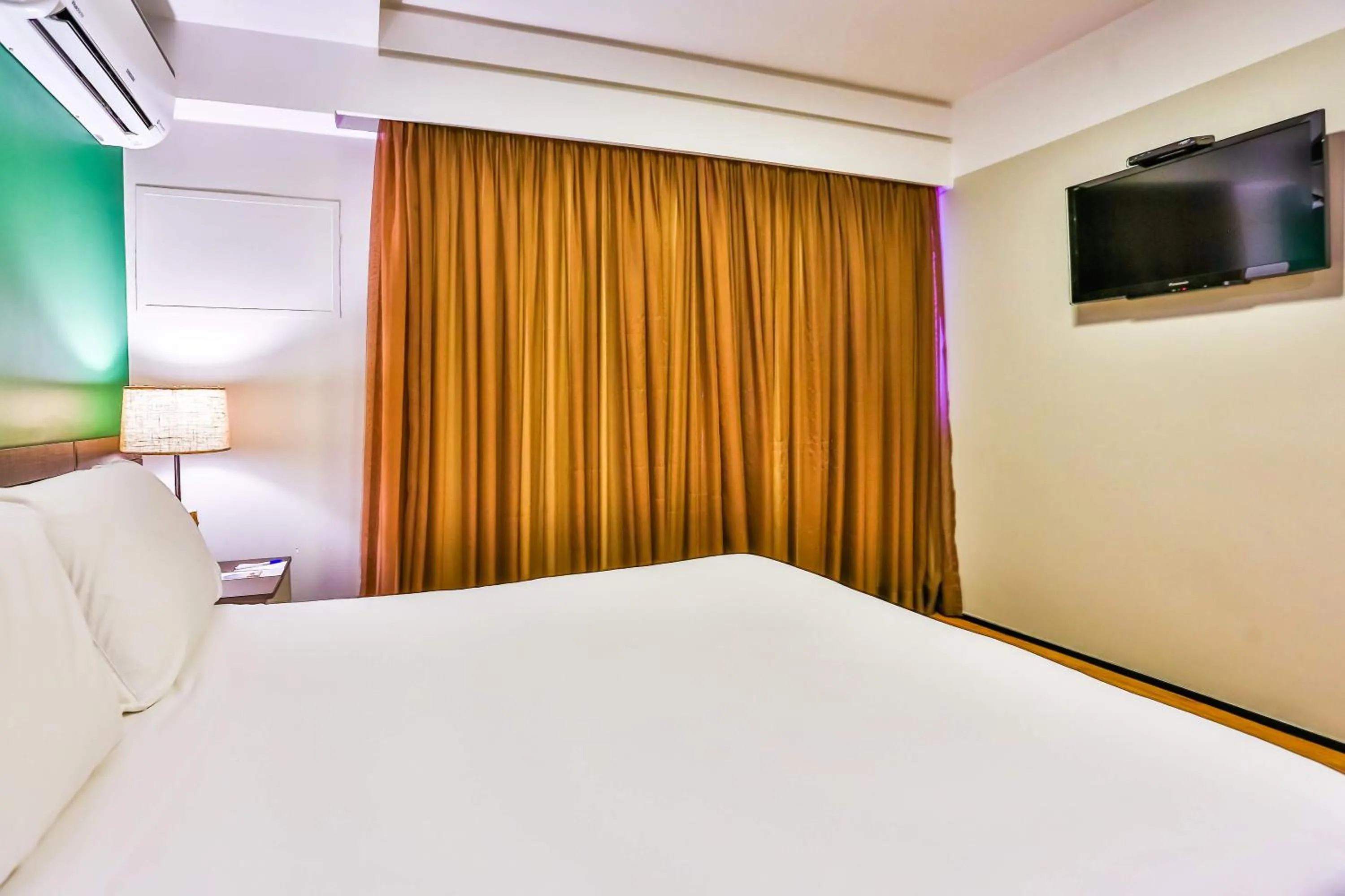 Photo of the whole room, Bed in Golden Tulip Goiania Address