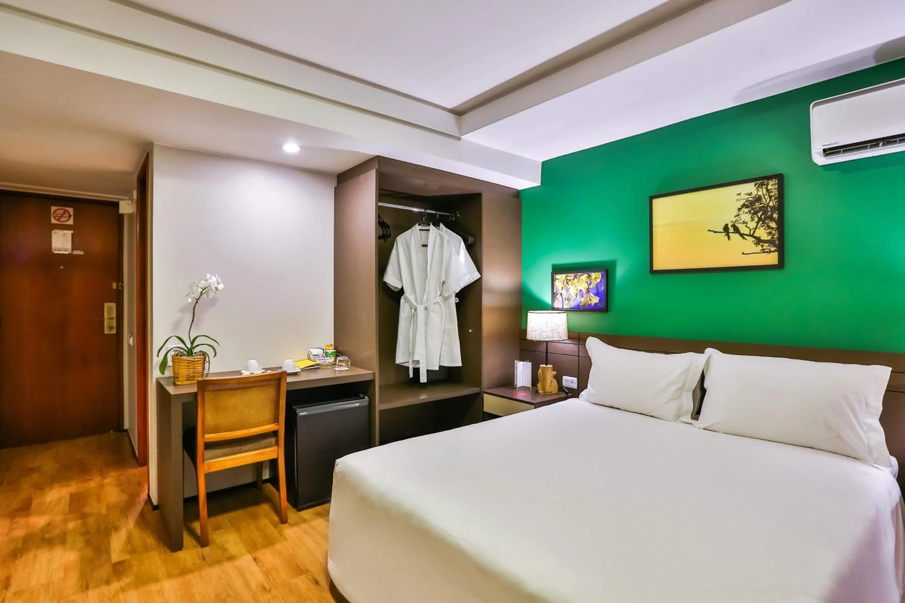 Photo of the whole room, Bed in Golden Tulip Goiania Address