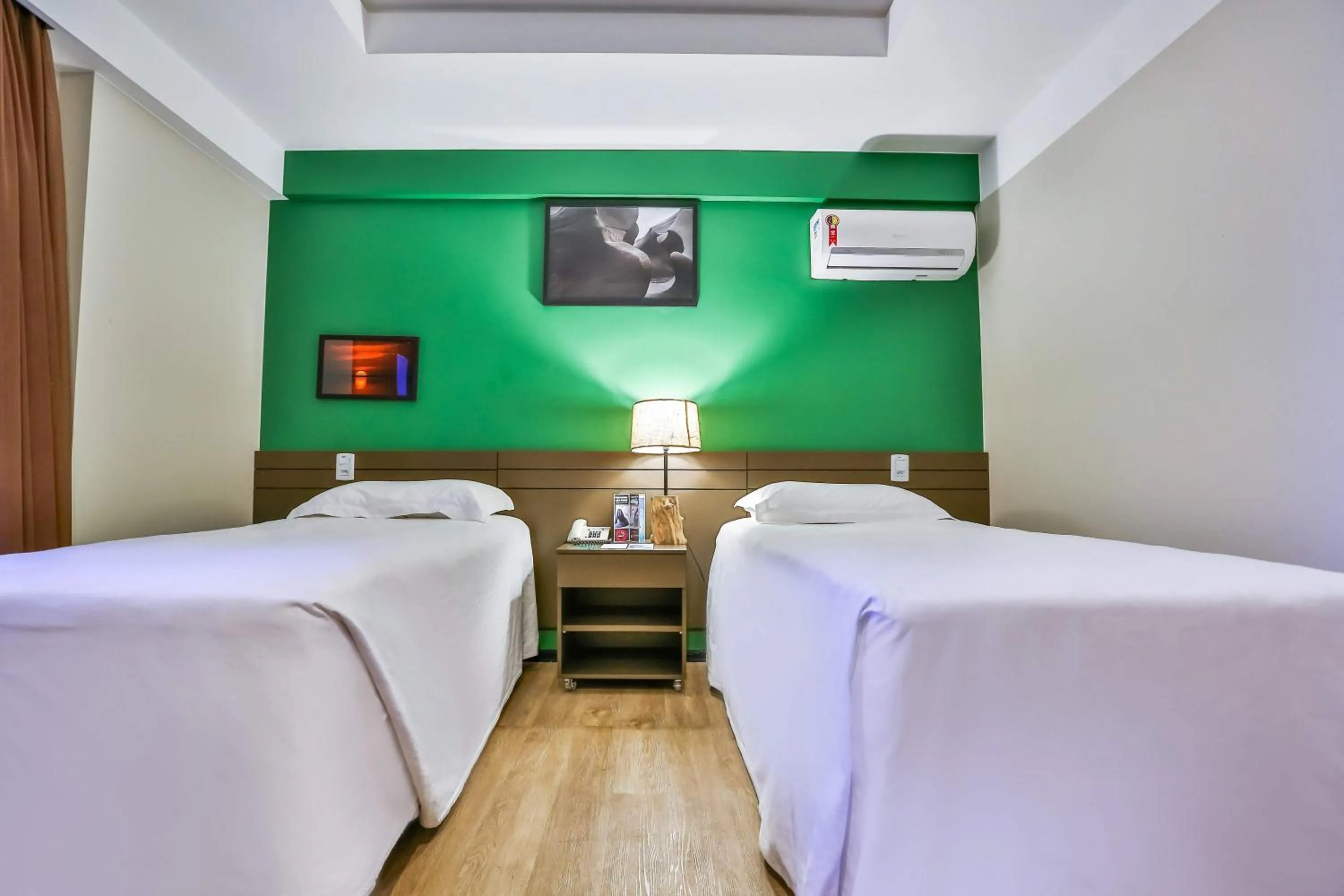 Photo of the whole room, Bed in Golden Tulip Goiania Address