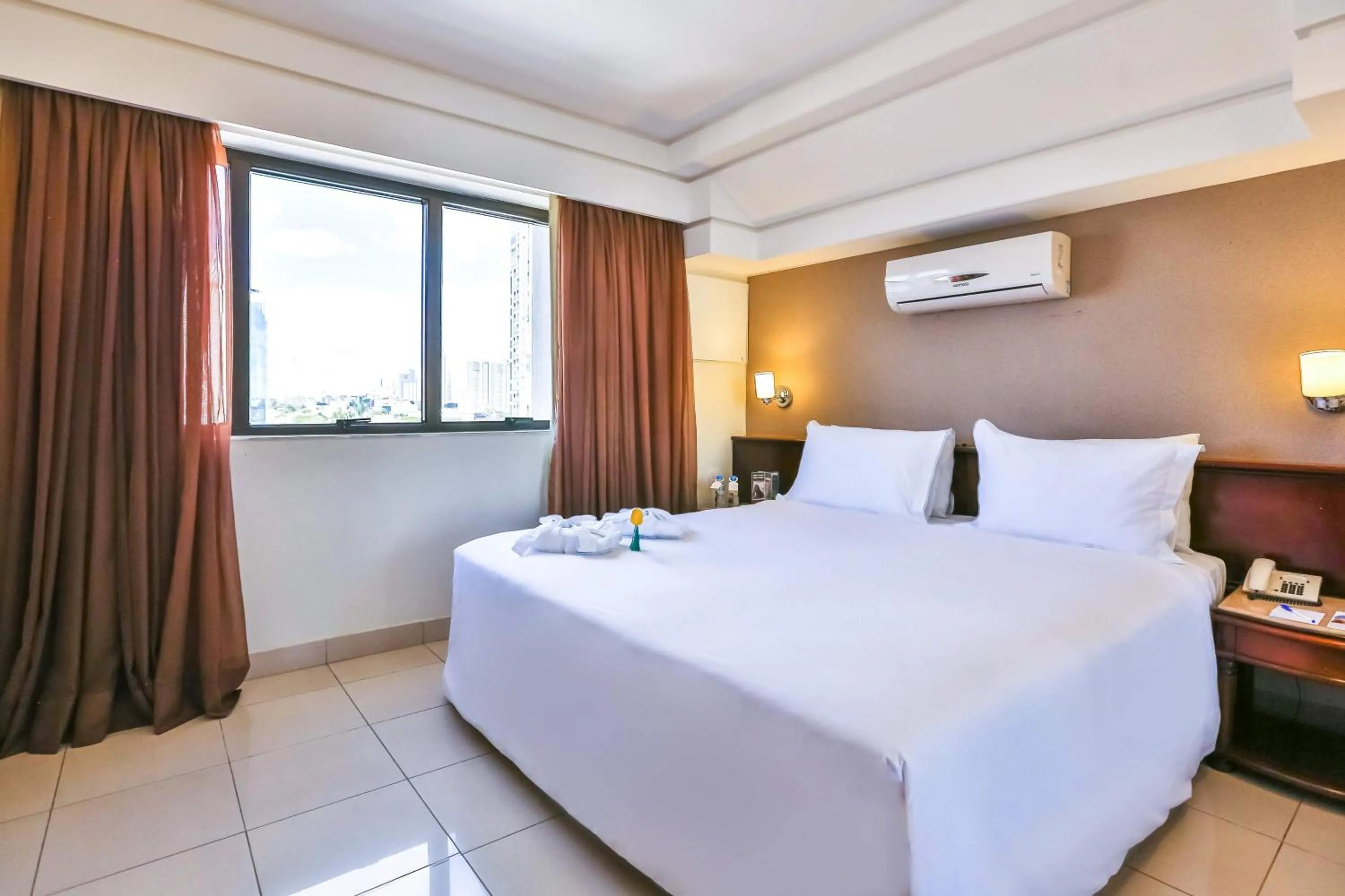 Photo of the whole room, Bed in Golden Tulip Goiania Address