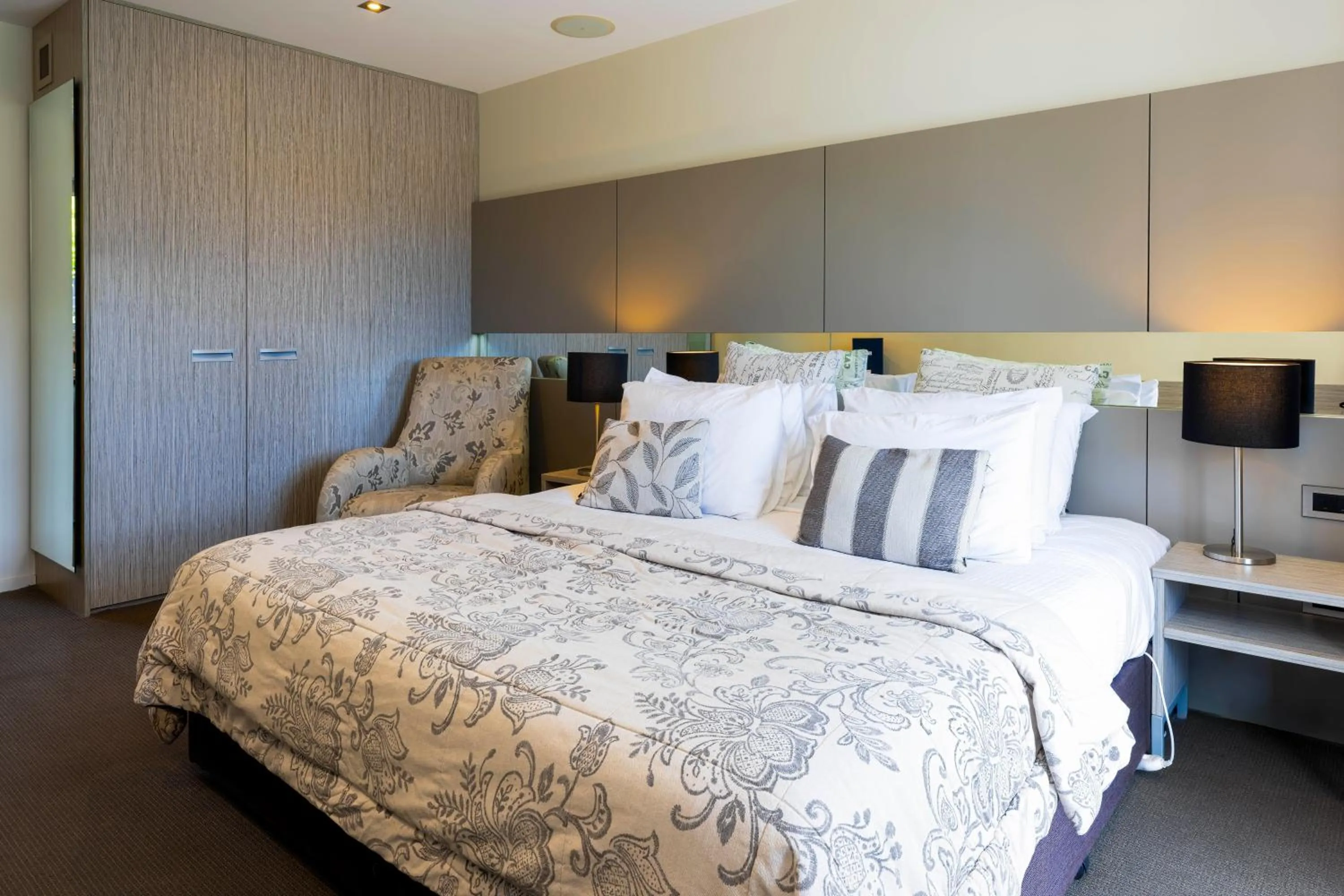 Bedroom, Bed in Airport Gateway Hotel