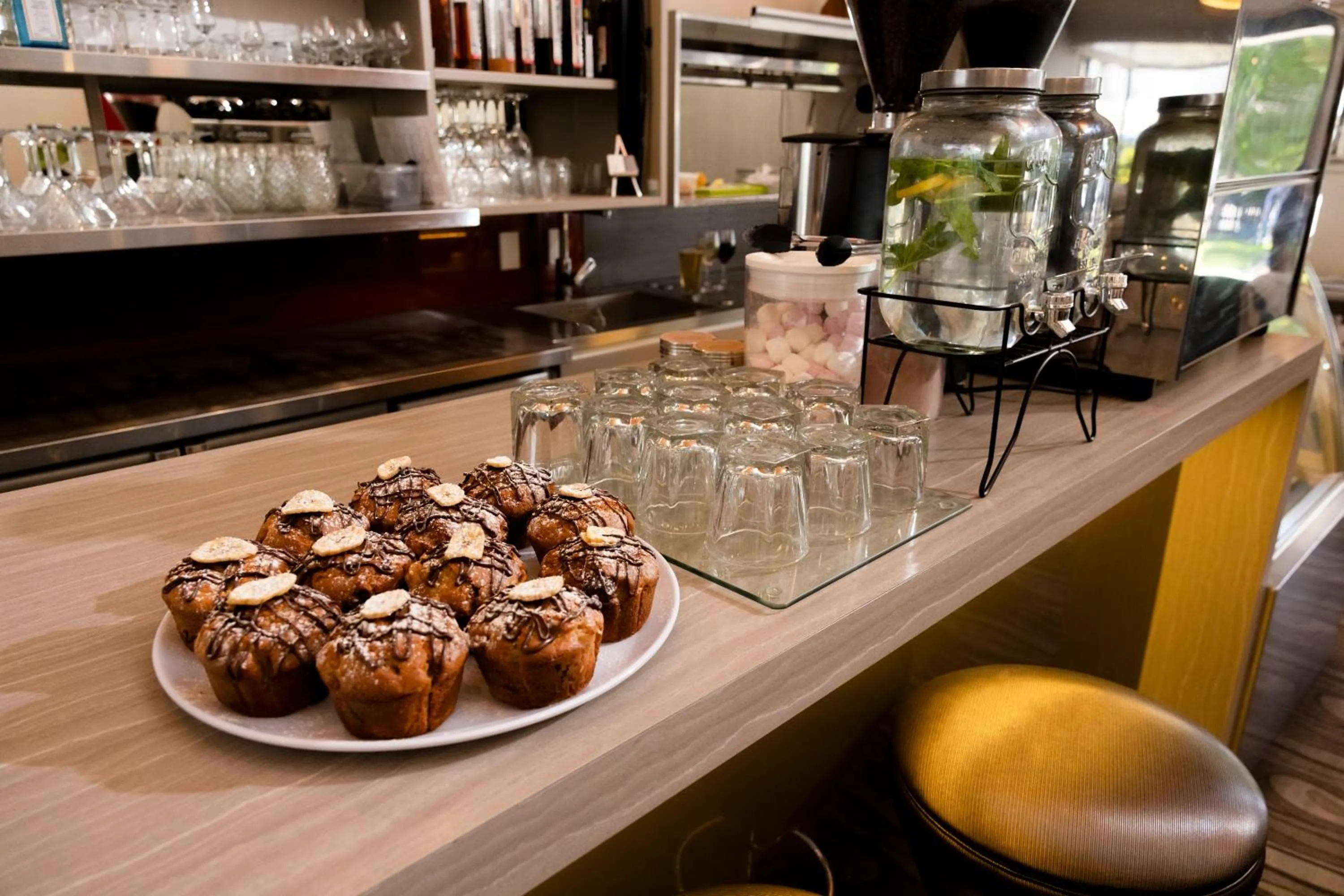 Restaurant/places to eat in Airport Gateway Hotel