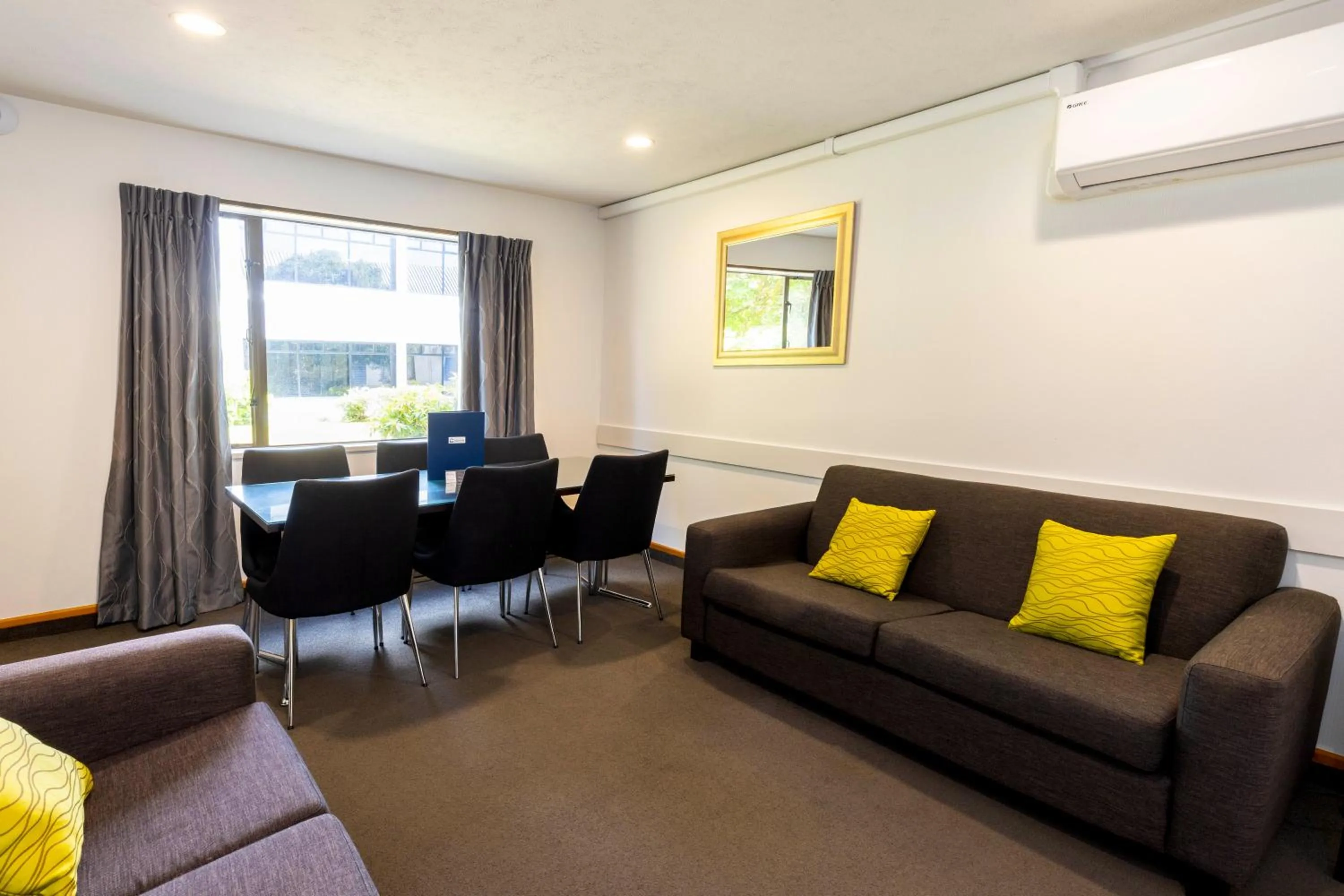 Living room in Airport Gateway Hotel