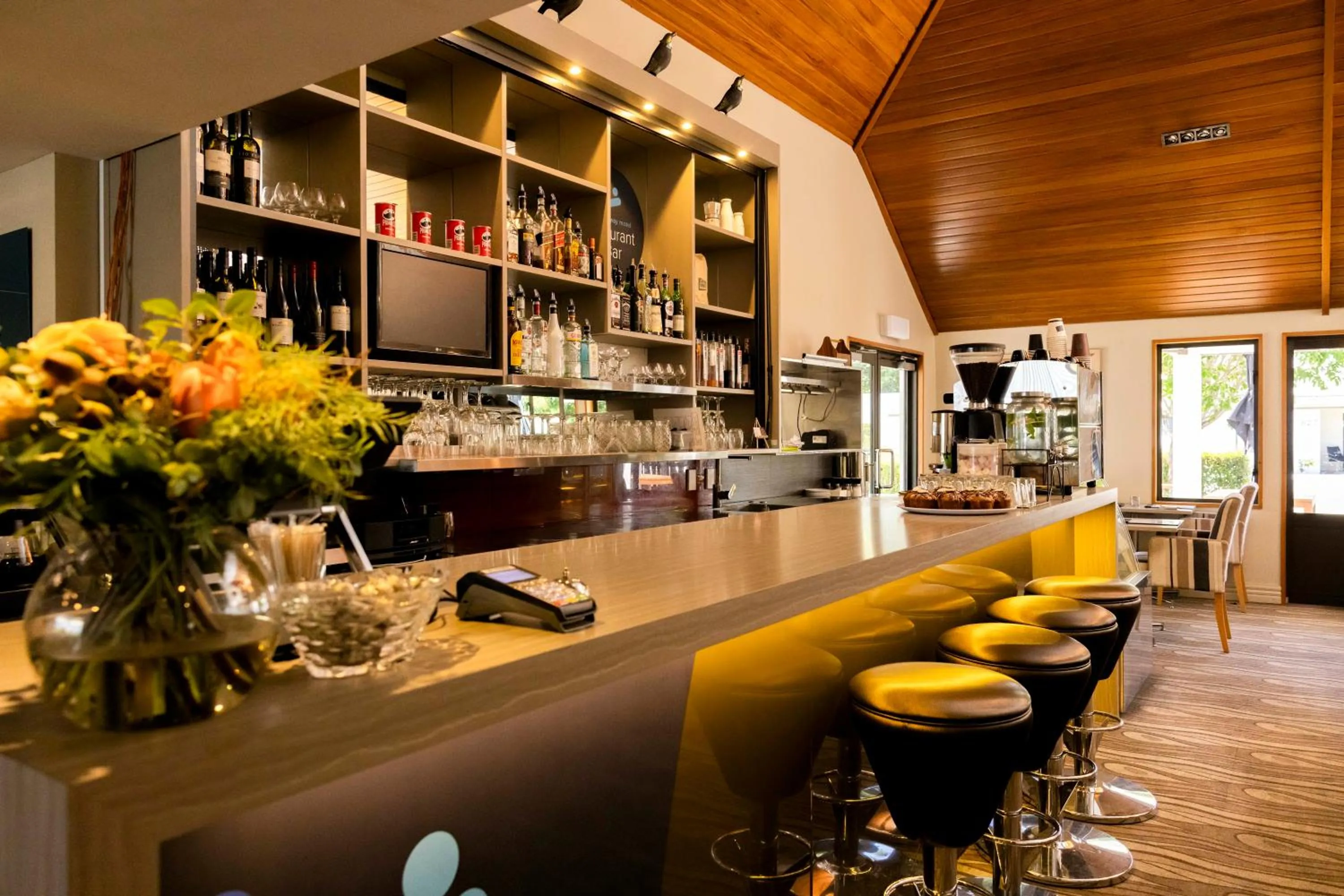 Restaurant/places to eat in Airport Gateway Hotel