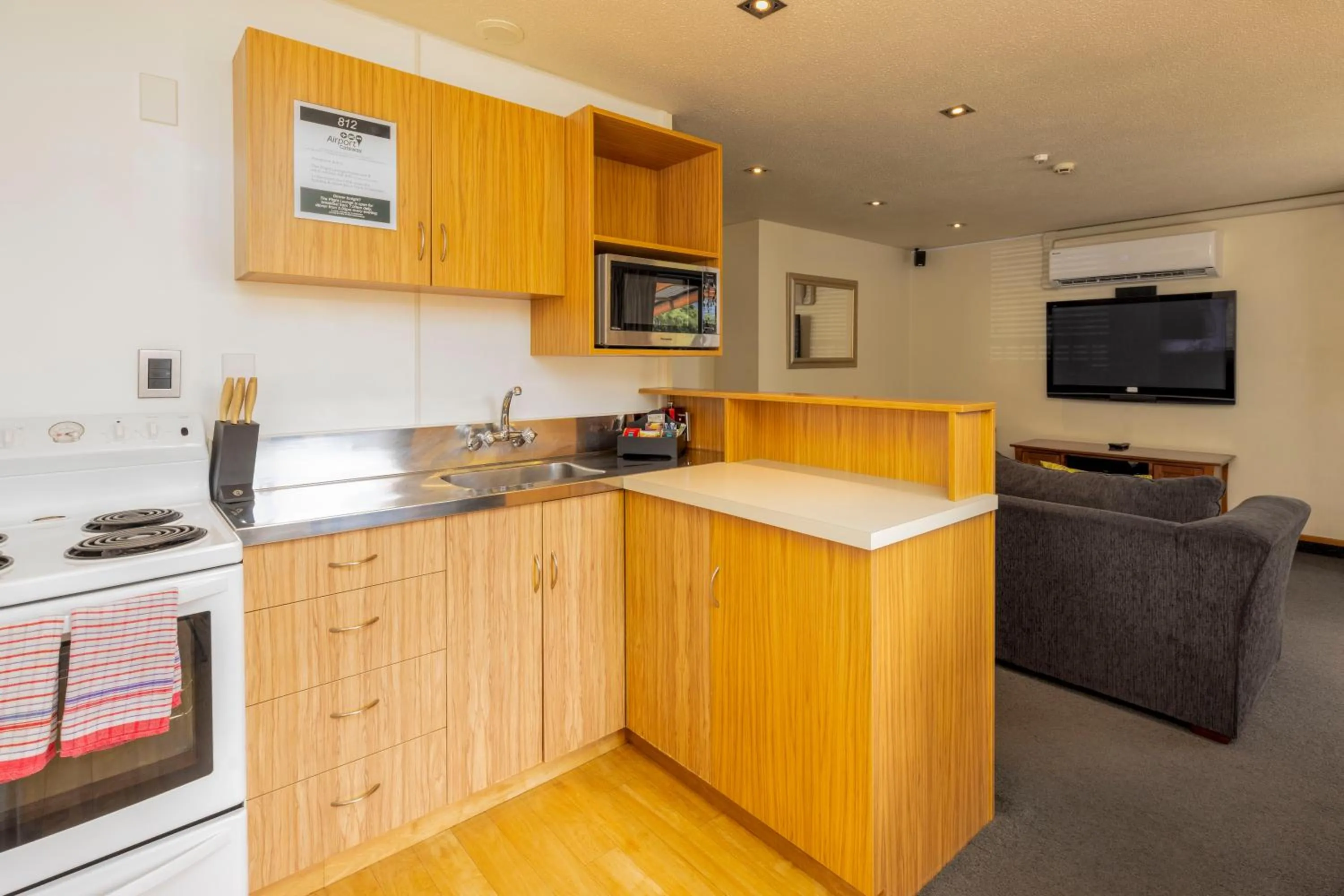 TV and multimedia in Airport Gateway Hotel