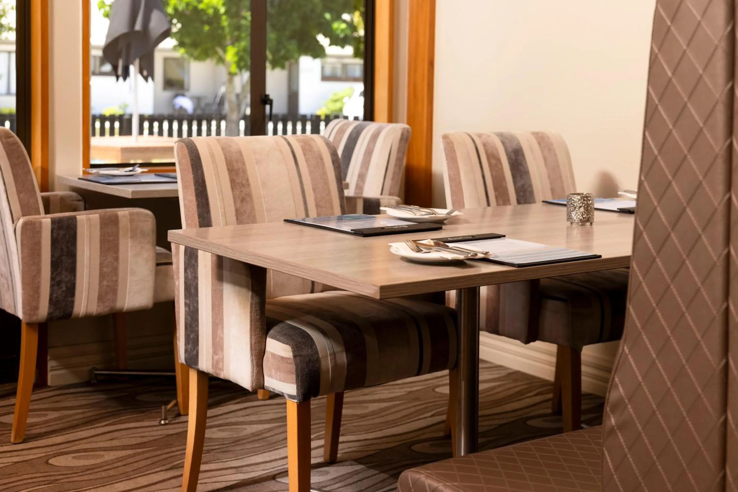 Restaurant/places to eat in Airport Gateway Hotel