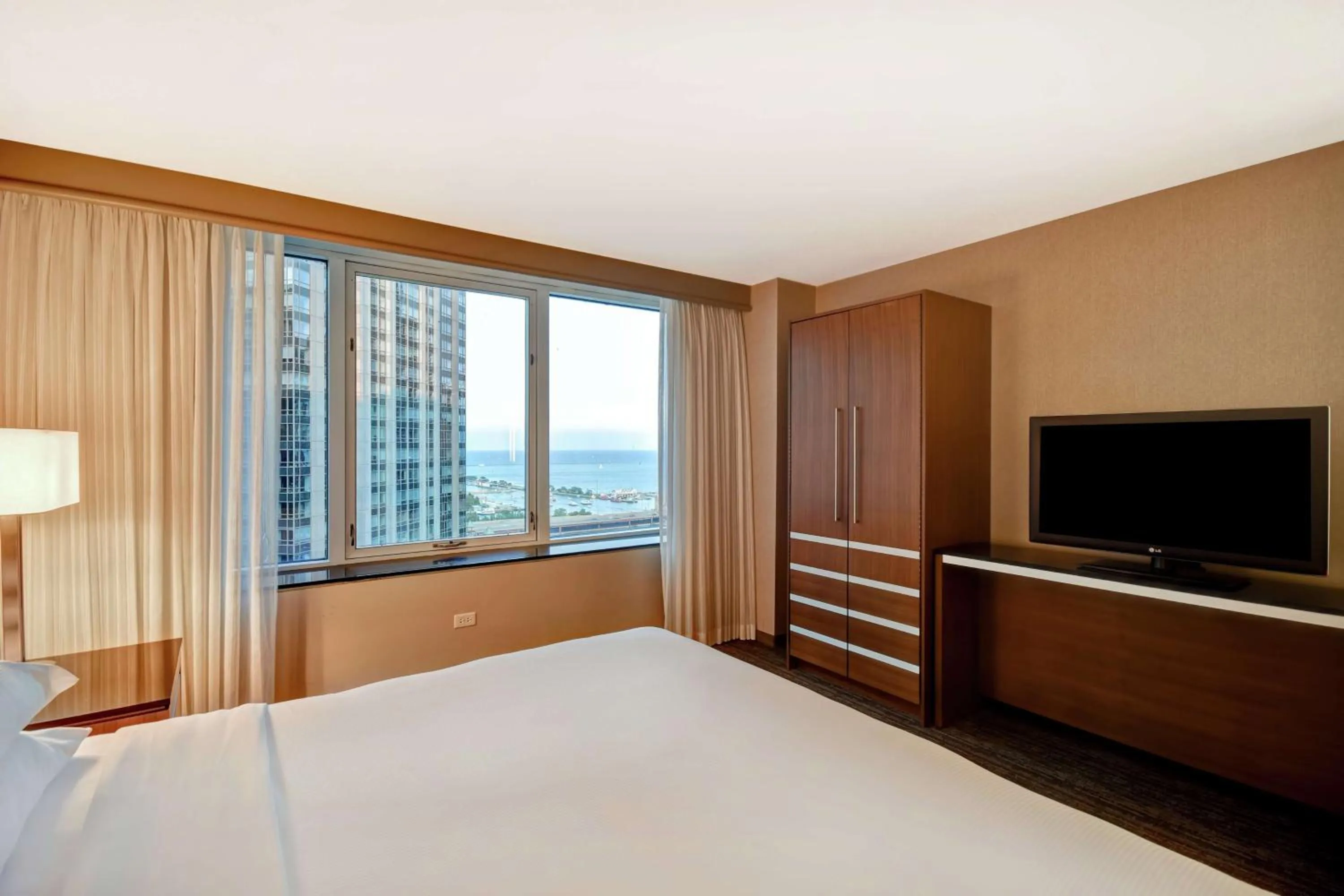 Bedroom, Bed in Embassy Suites by Hilton Chicago Downtown Magnificent Mile