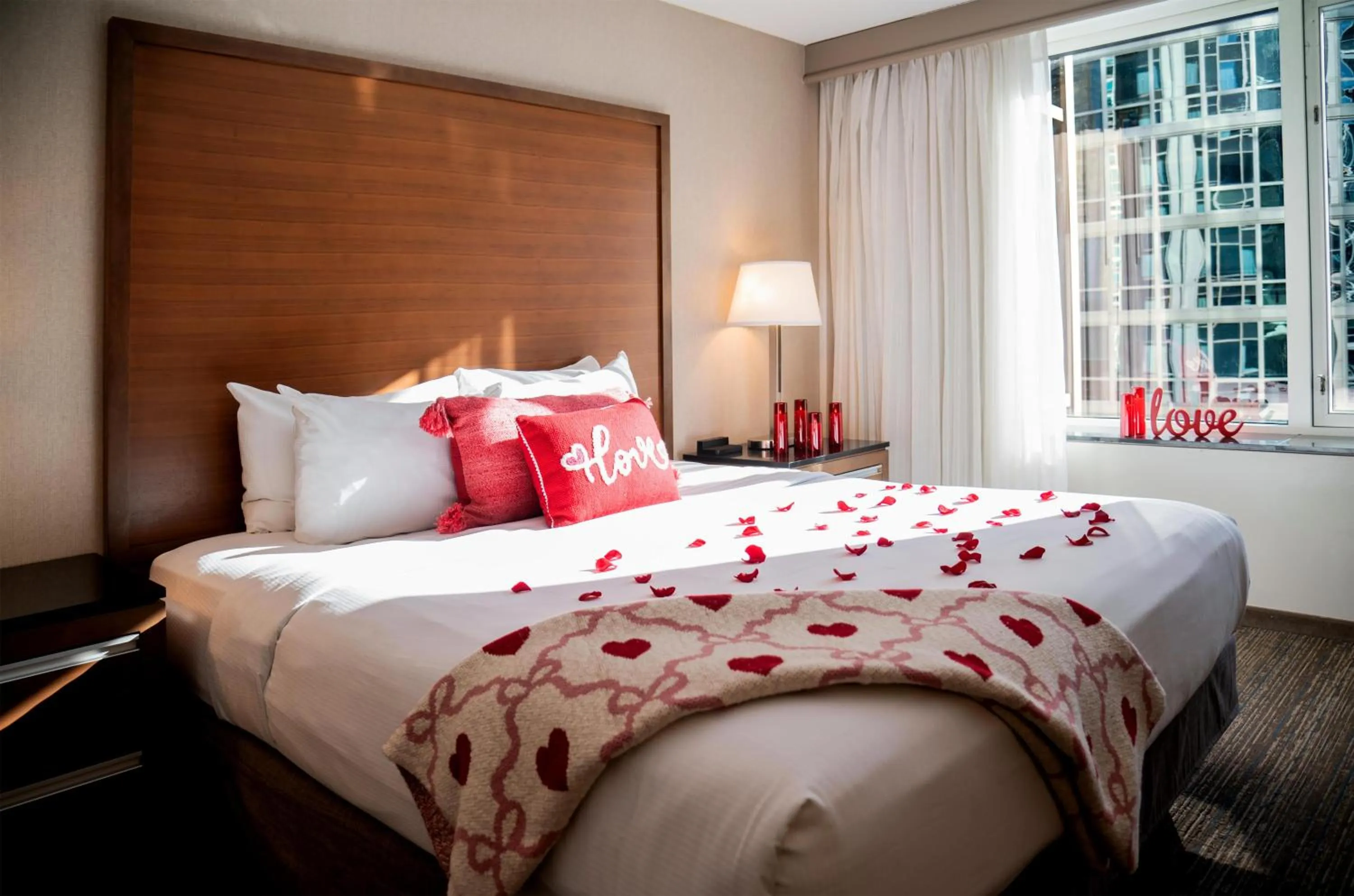 Bed in Embassy Suites by Hilton Chicago Downtown Magnificent Mile