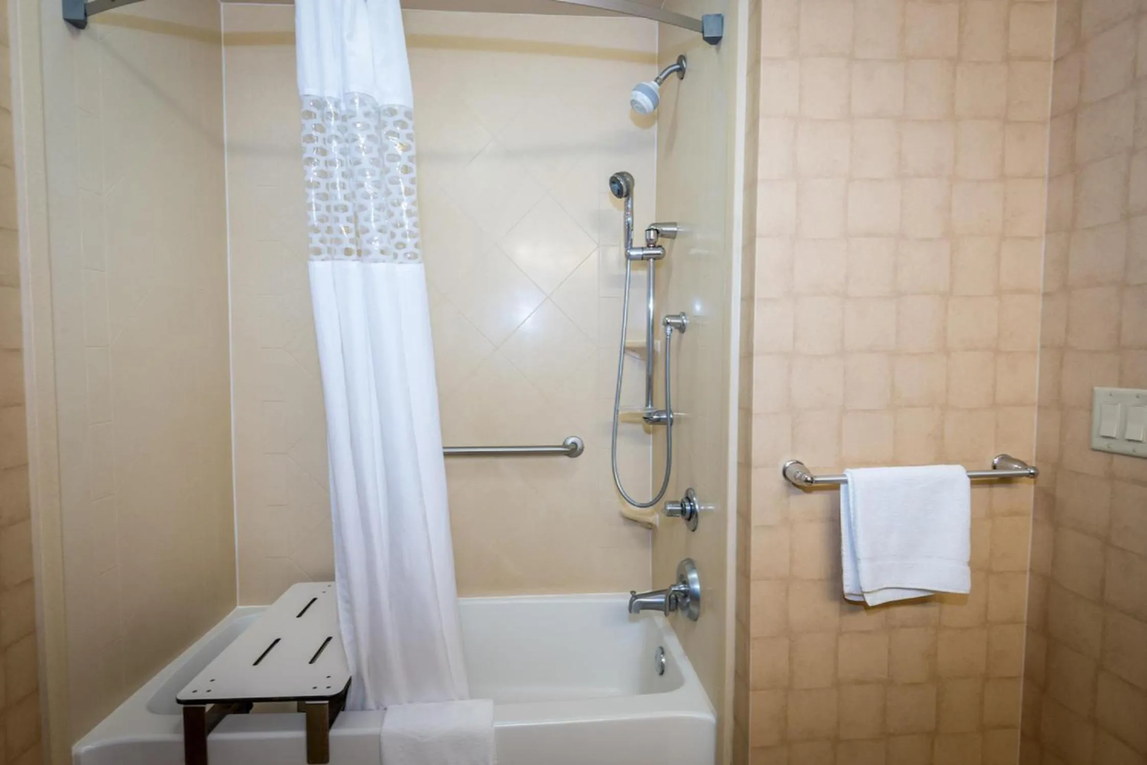 Bathroom in Hampton Inn Enterprise