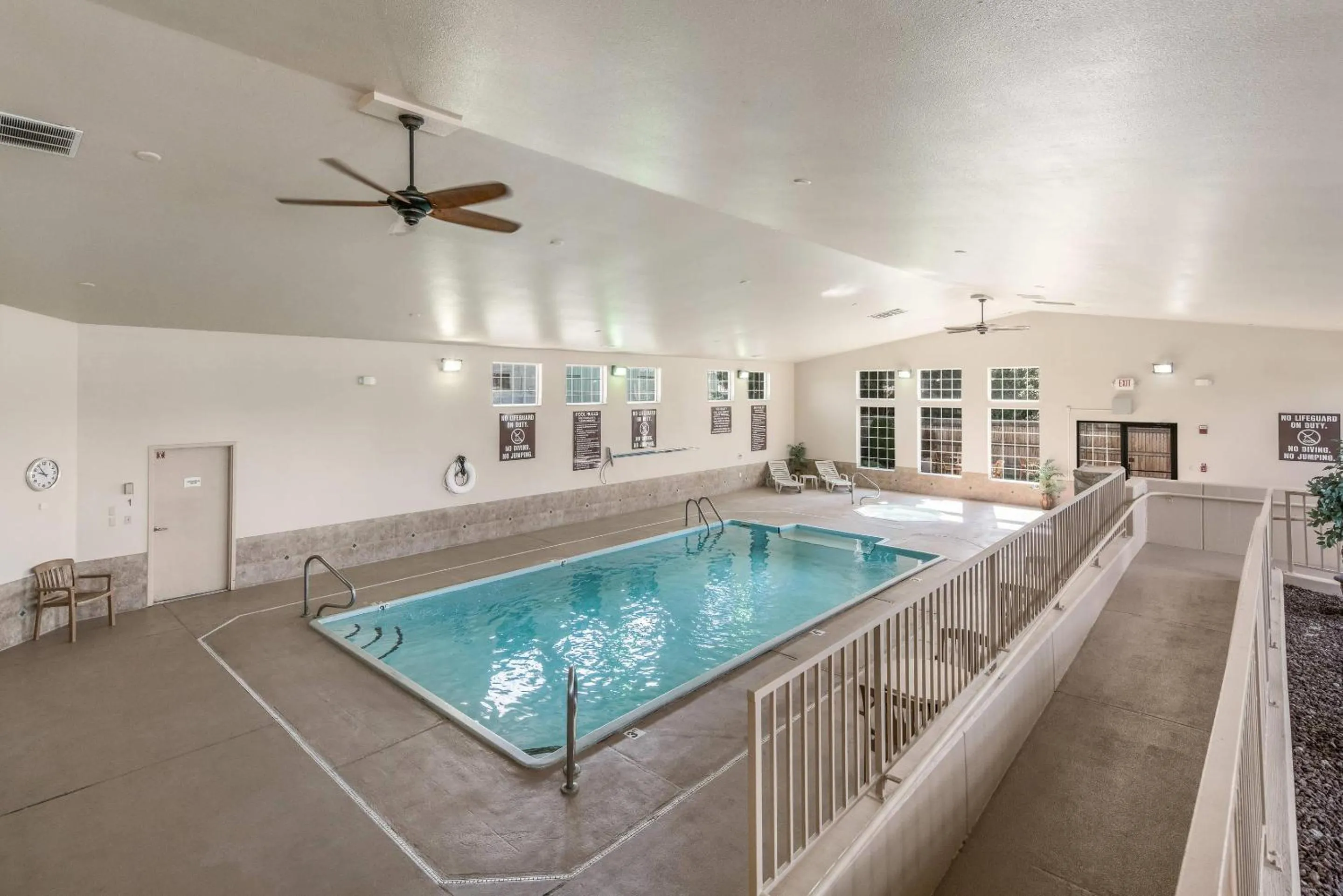 Swimming pool in Quality Inn & Suites Downtown Walla Walla