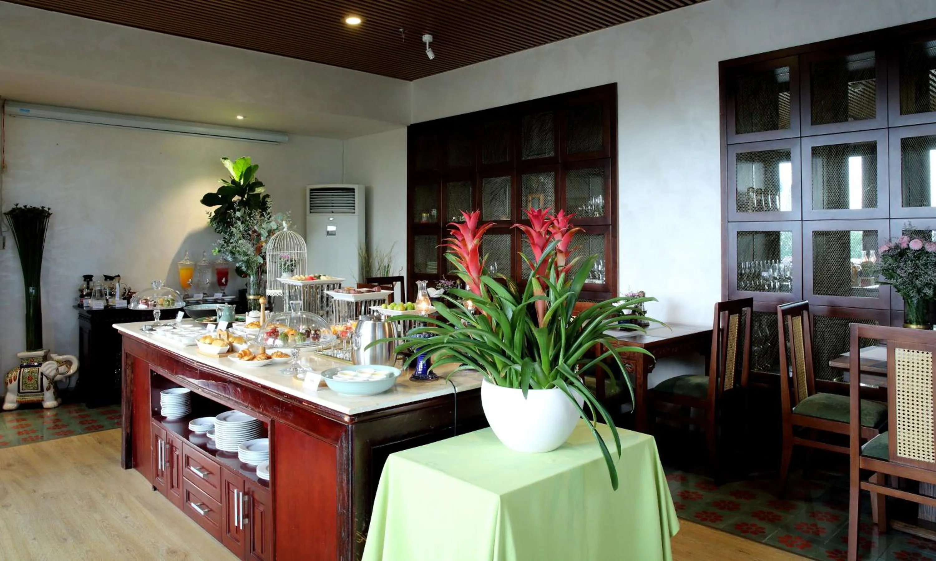 Restaurant/places to eat in Au Lac Legend Hotel