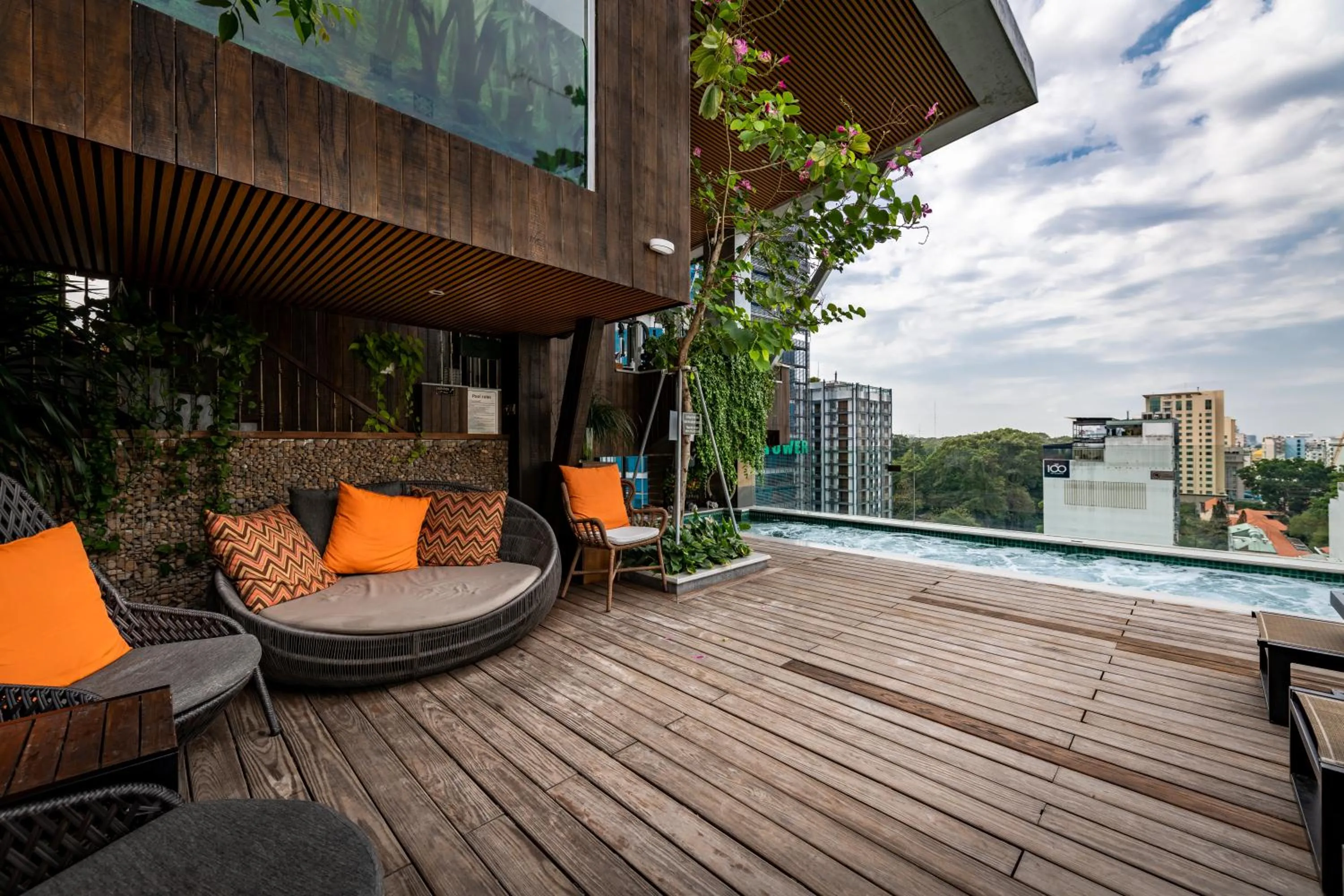Swimming pool in Au Lac Legend Hotel