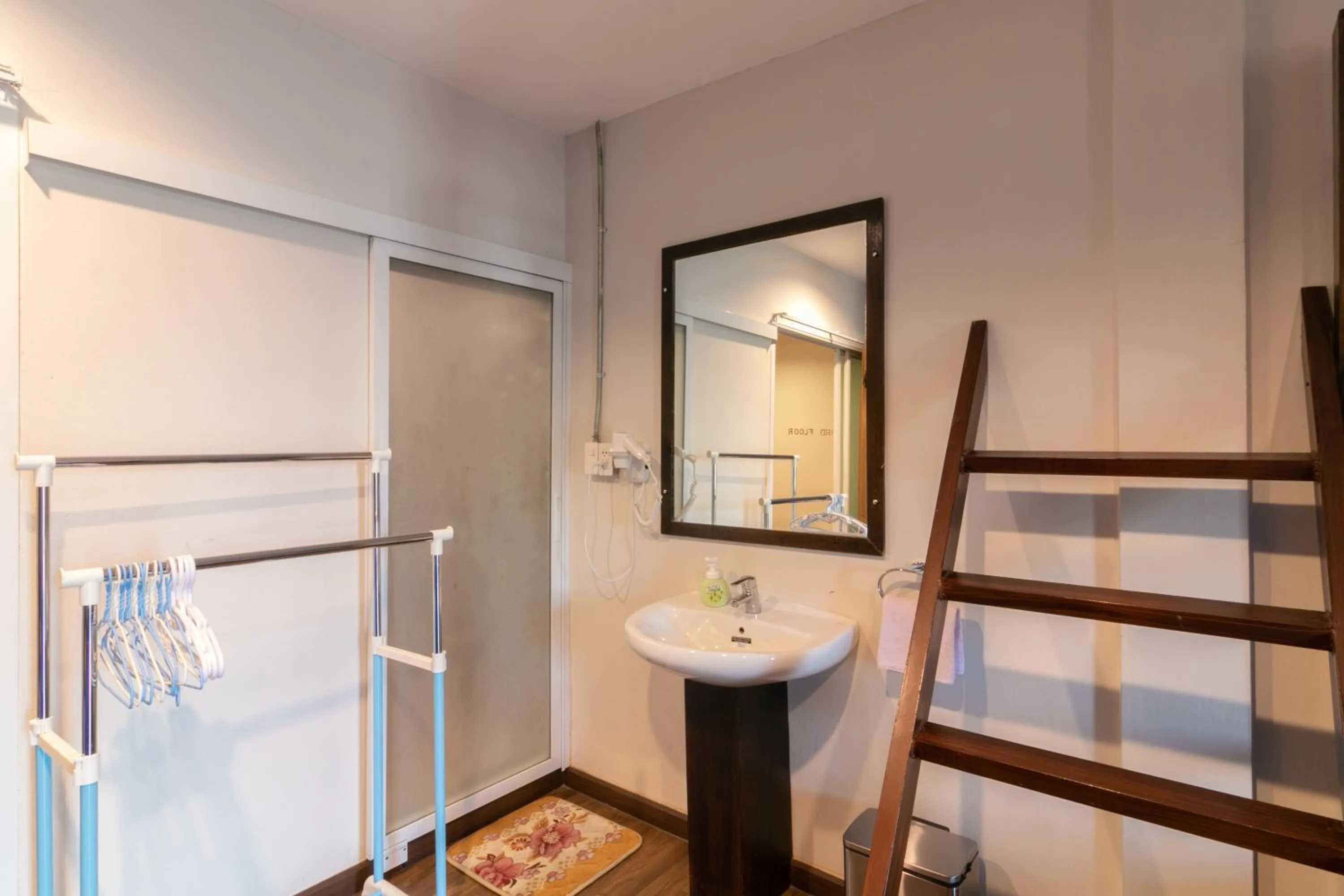 Bathroom, Bed in Phobphan Hostel