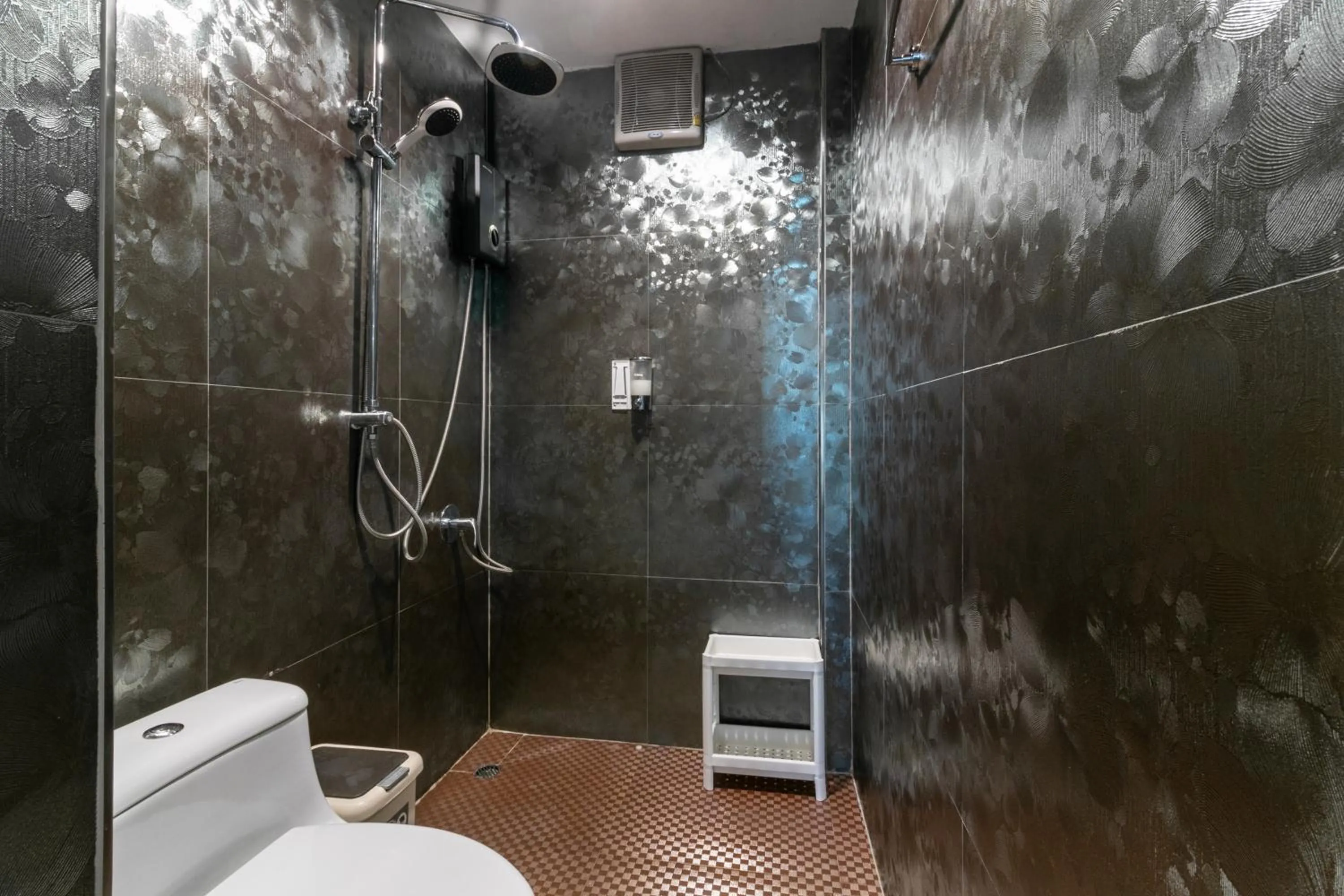Shower in Phobphan Hostel