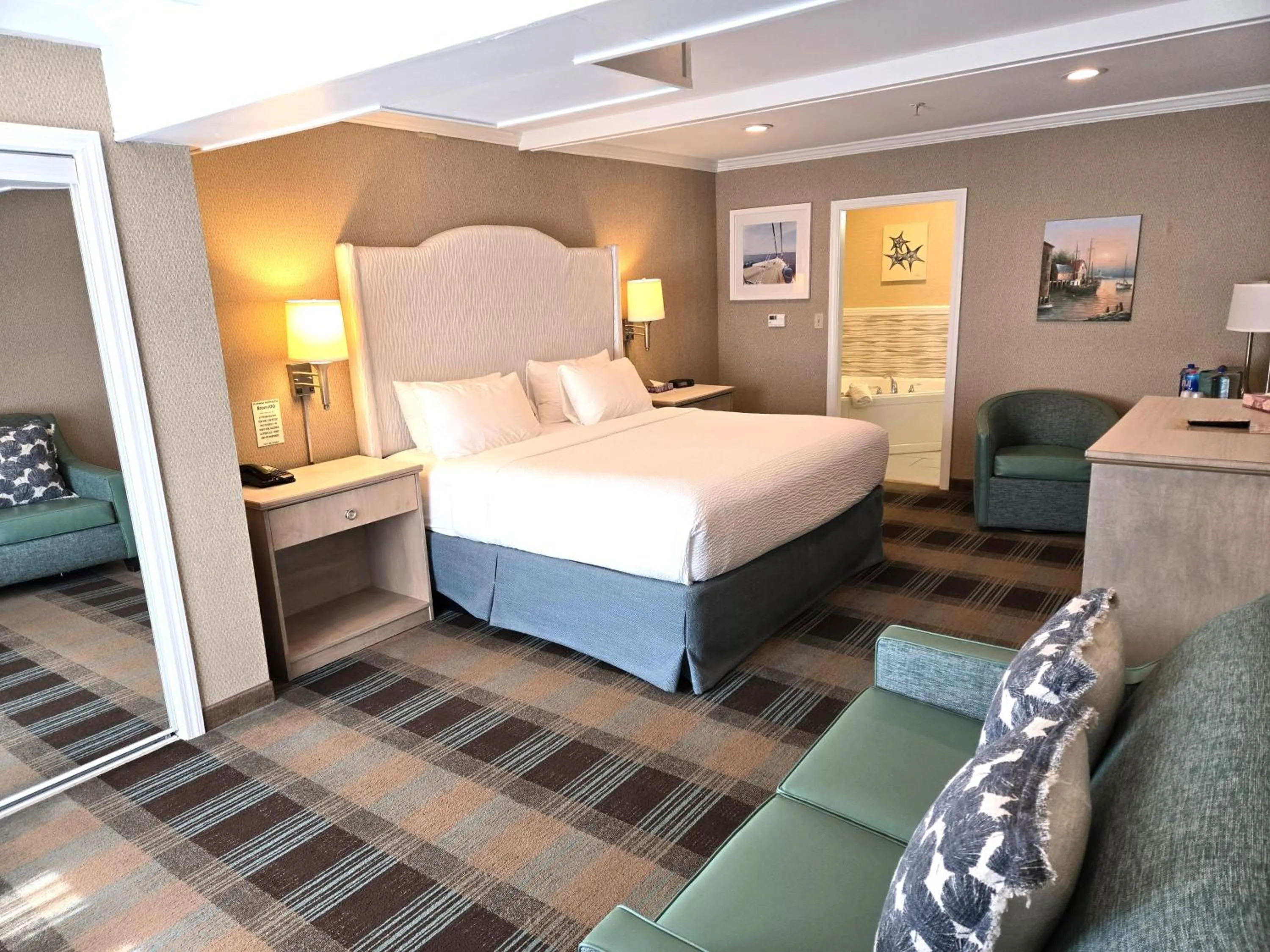 Photo of the whole room, Bed in King's Port Inn