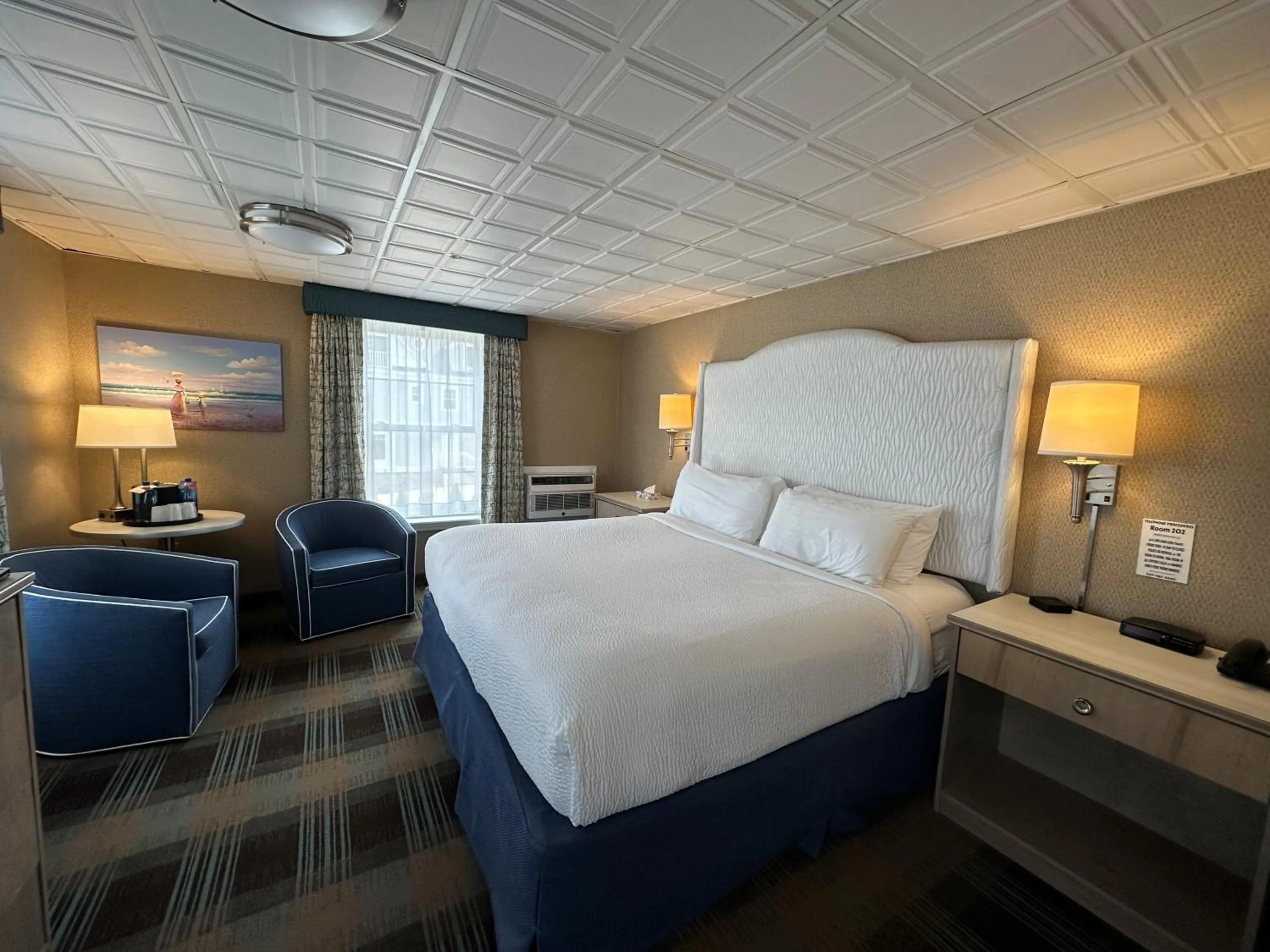 Photo of the whole room, Bed in King's Port Inn