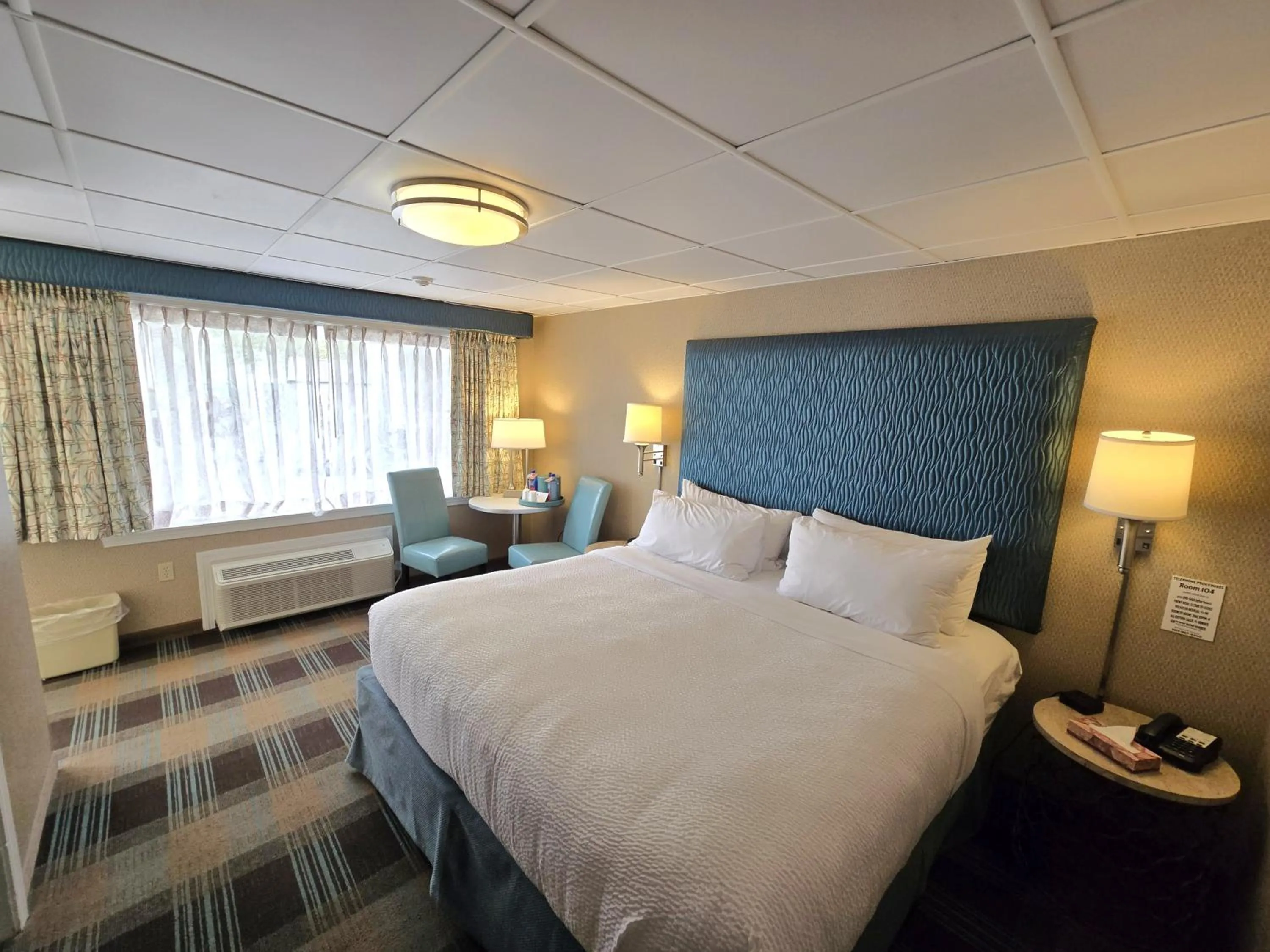 Photo of the whole room, Bed in King's Port Inn