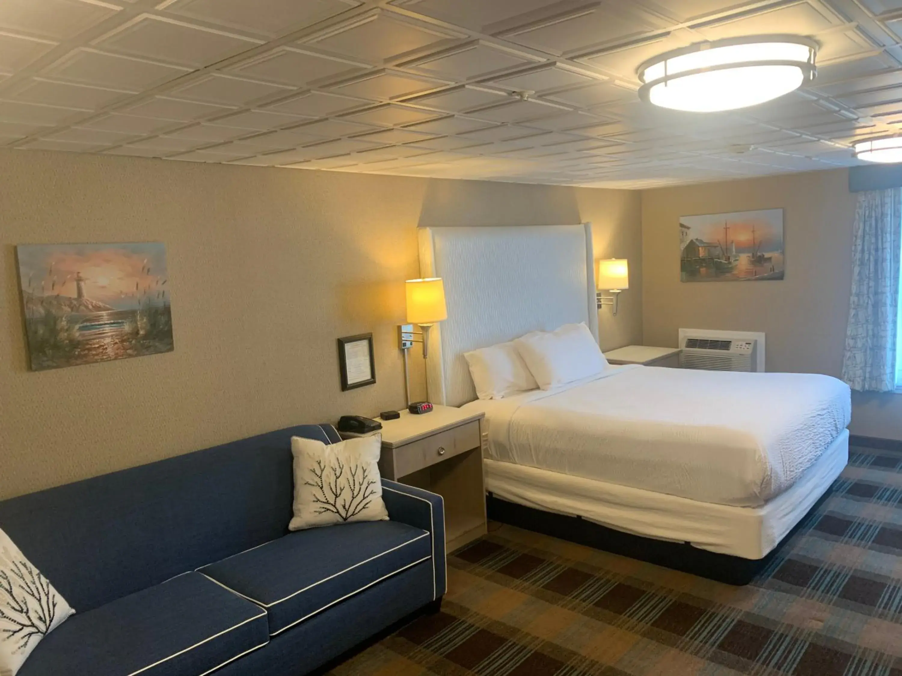 Deluxe King Room in King's Port Inn Deluxe King Room in King's Port Inn