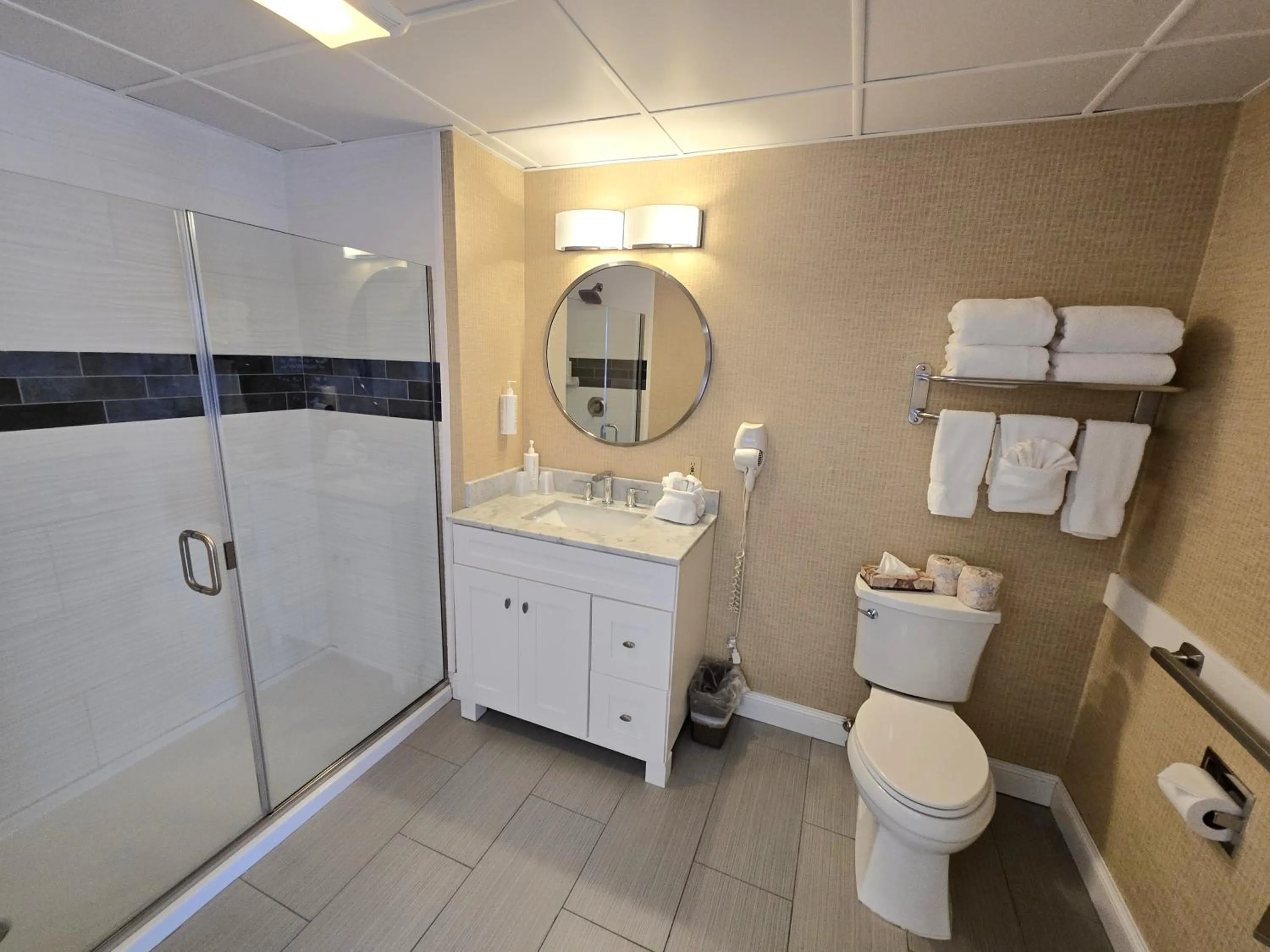 Bathroom in King's Port Inn