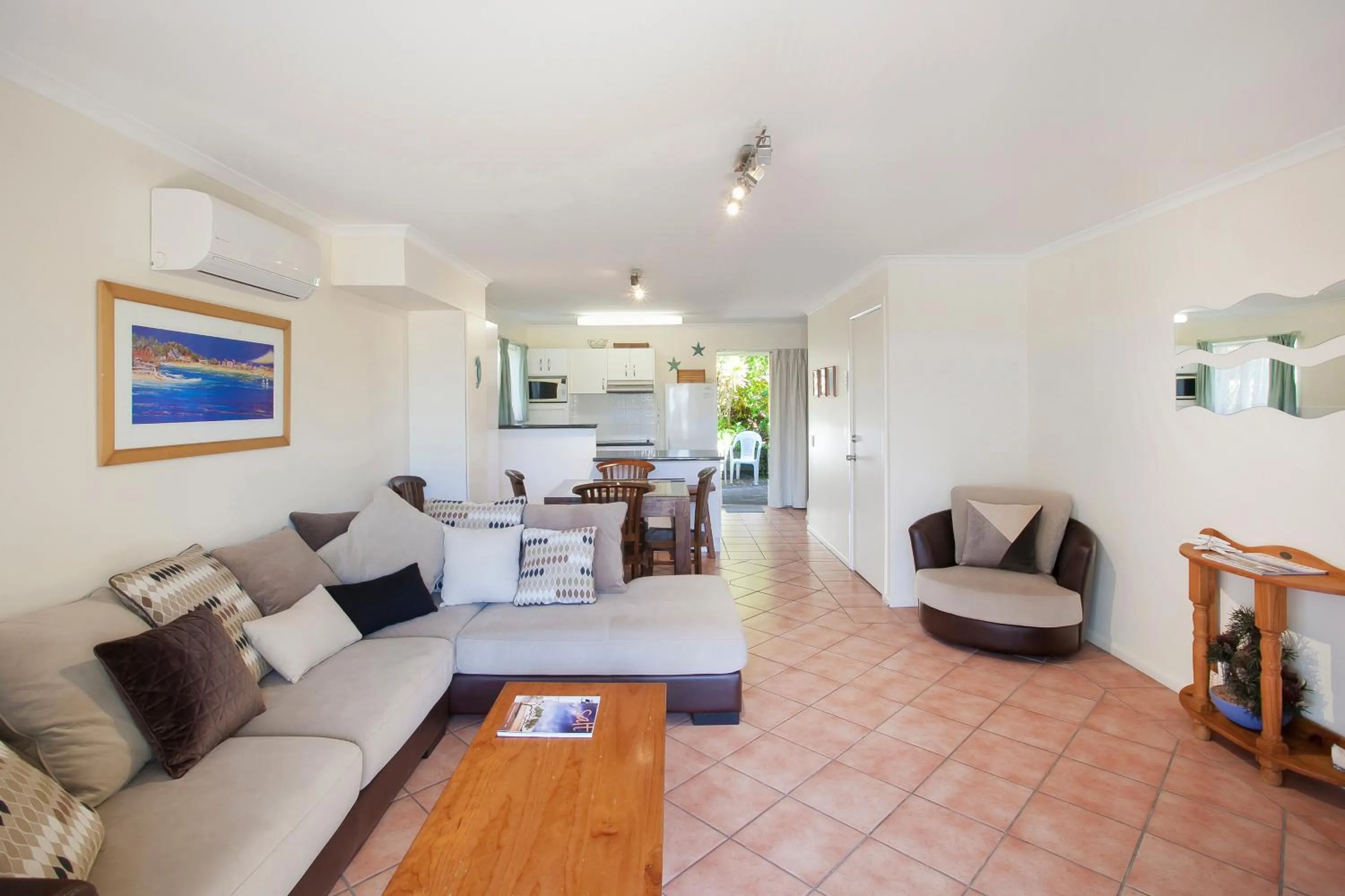 Living room in Beach Breakers Resort