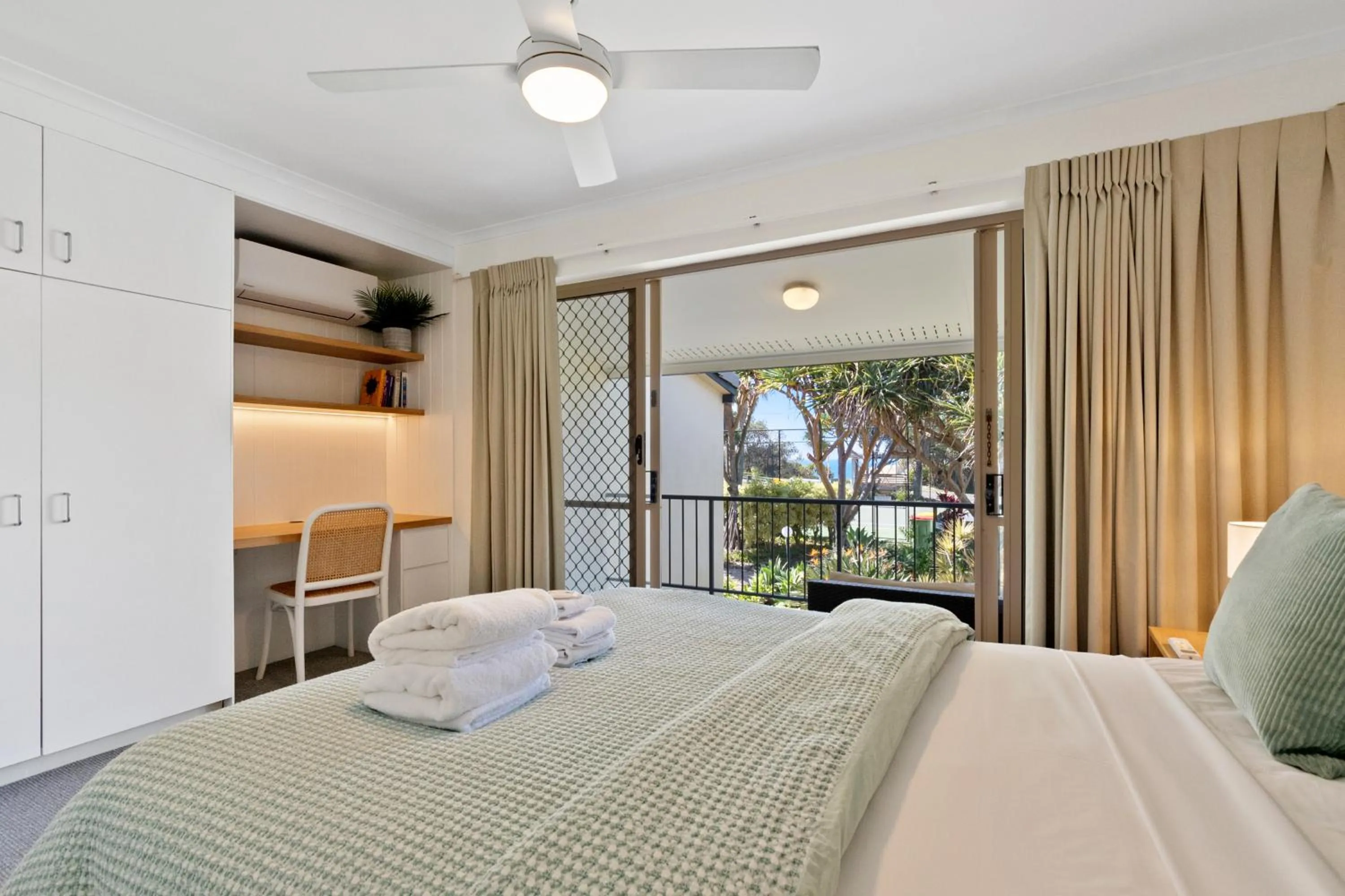 Bedroom, Bed in Beach Breakers Resort