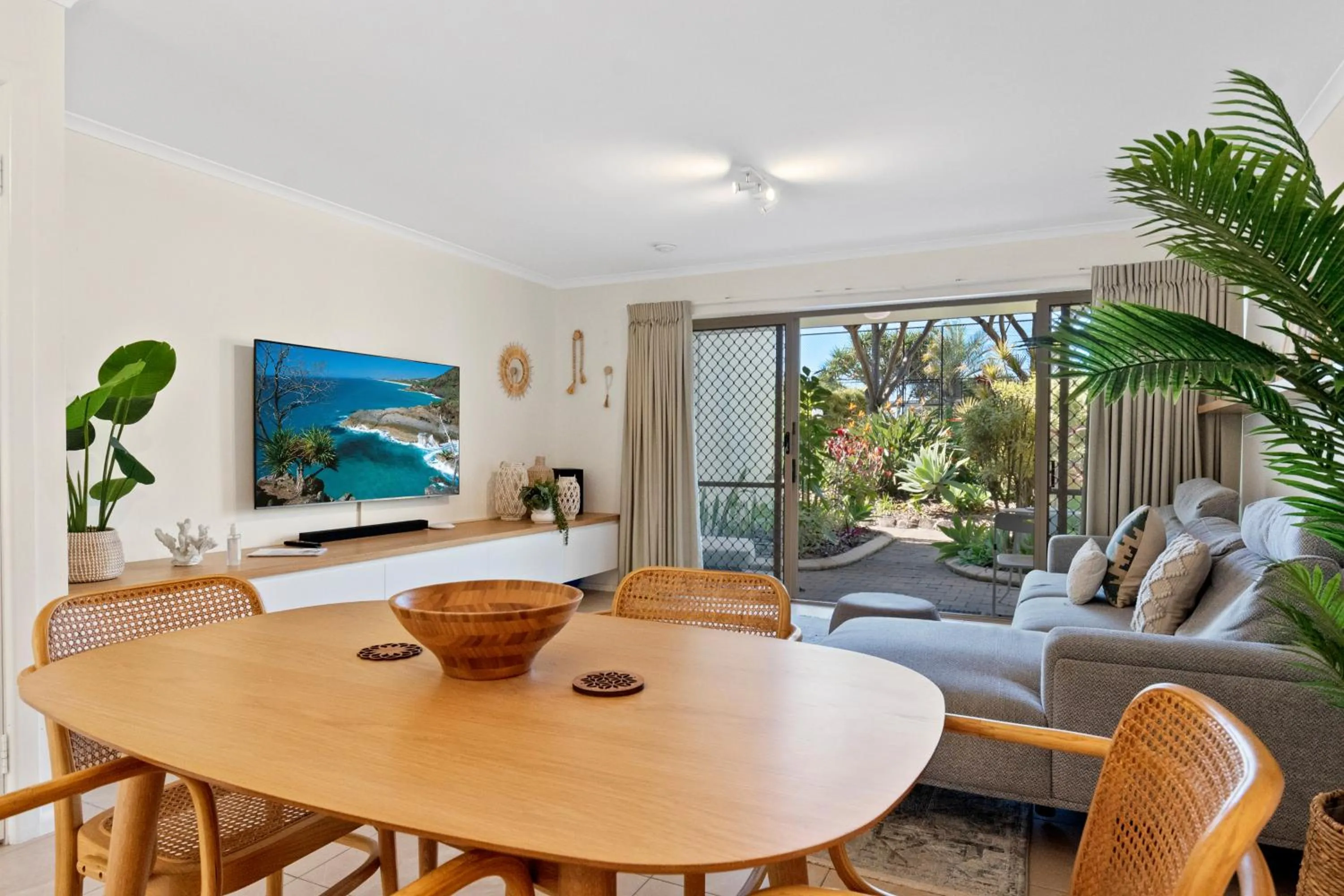 Living room in Beach Breakers Resort
