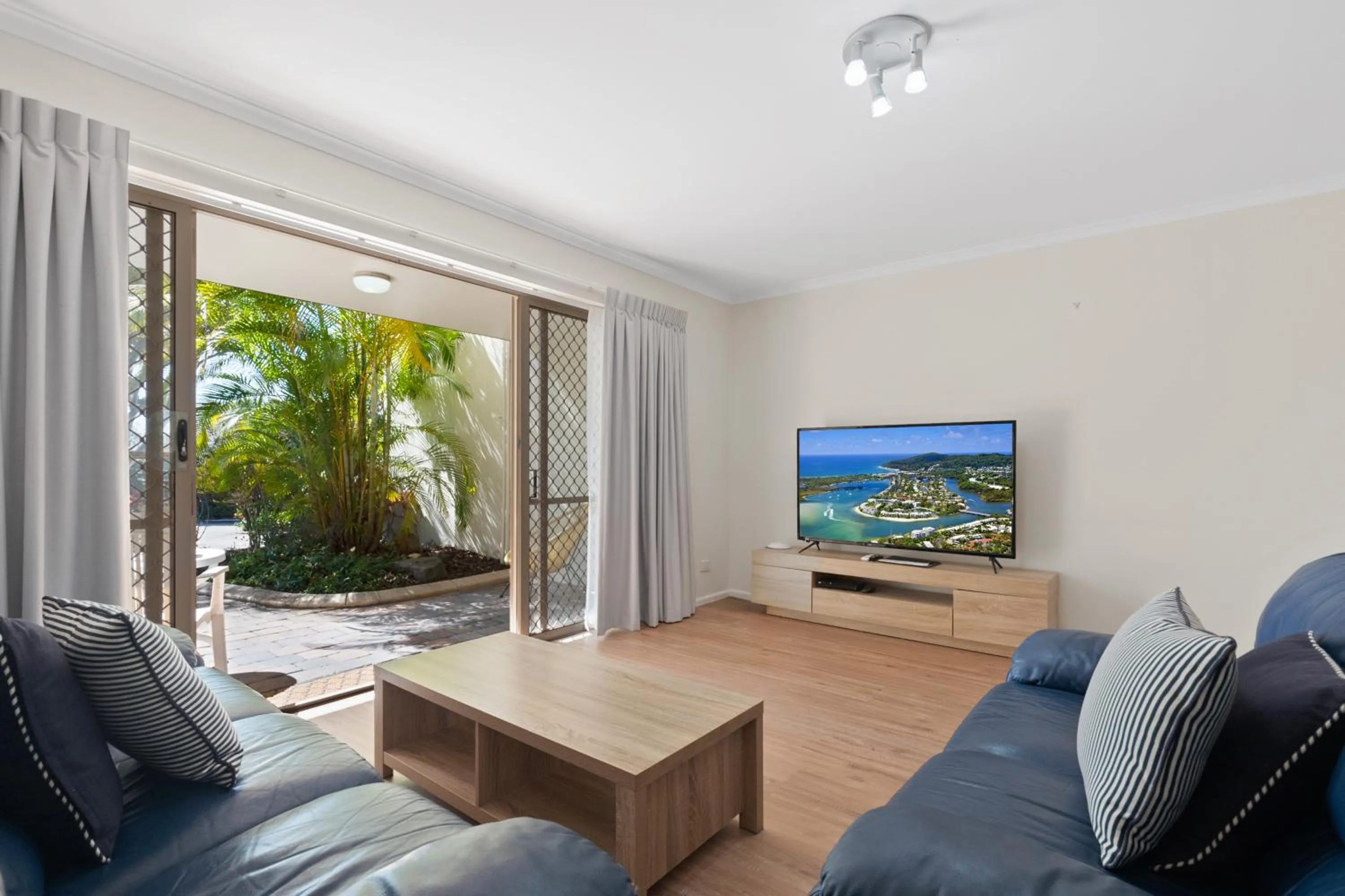 TV and multimedia in Beach Breakers Resort