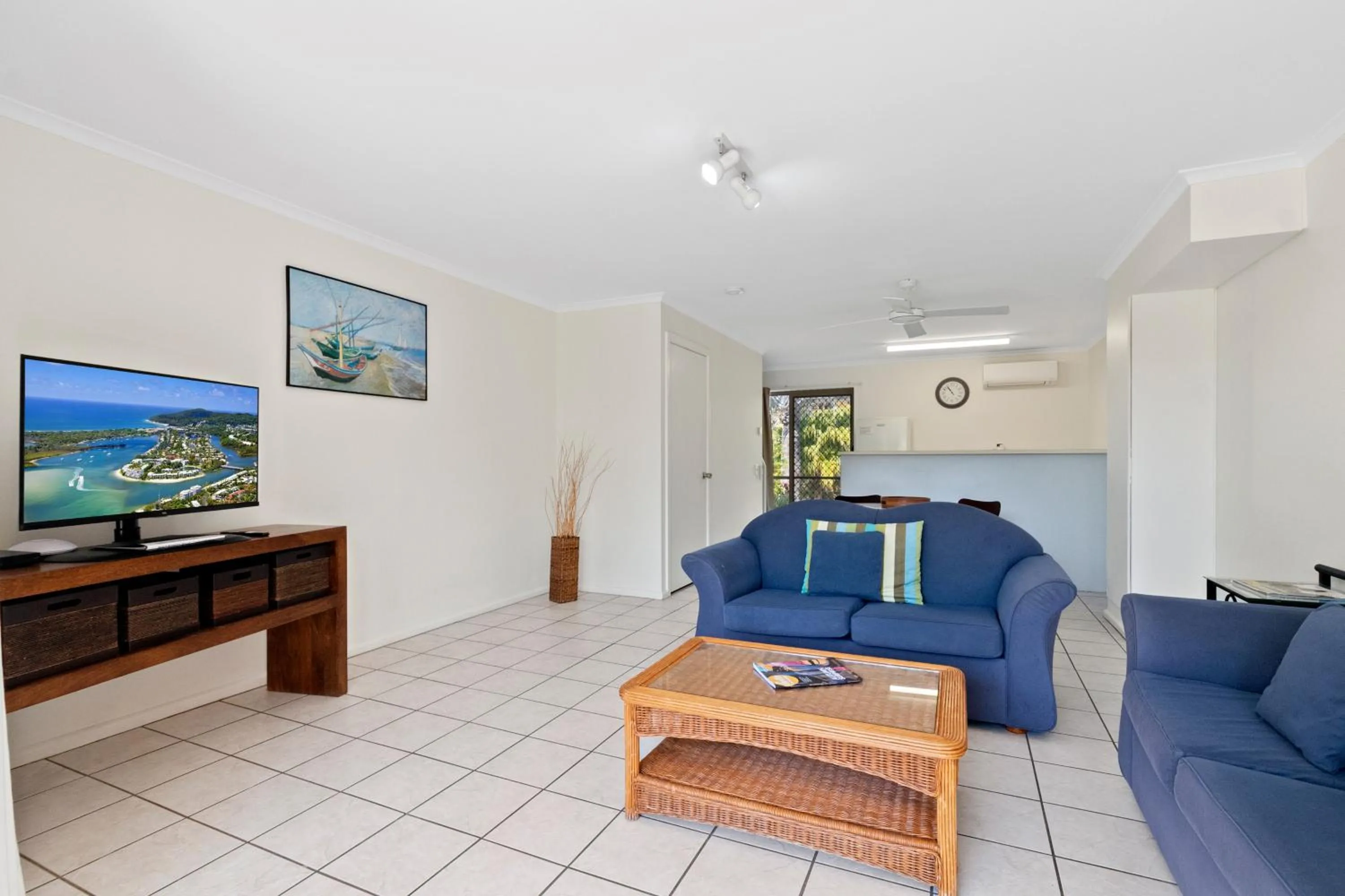 TV and multimedia in Beach Breakers Resort