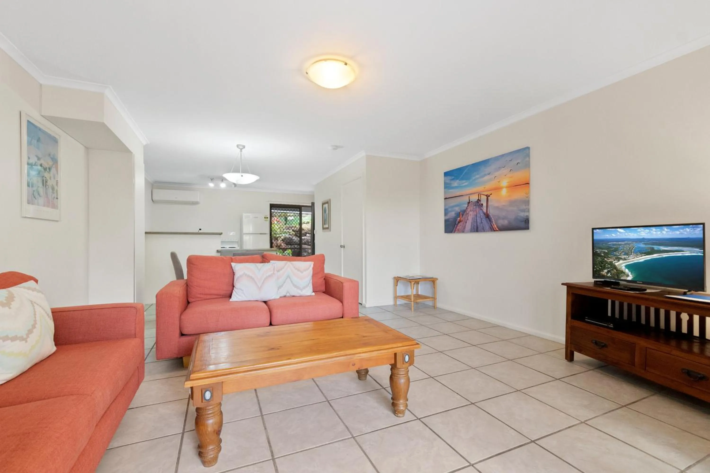 Living room in Beach Breakers Resort