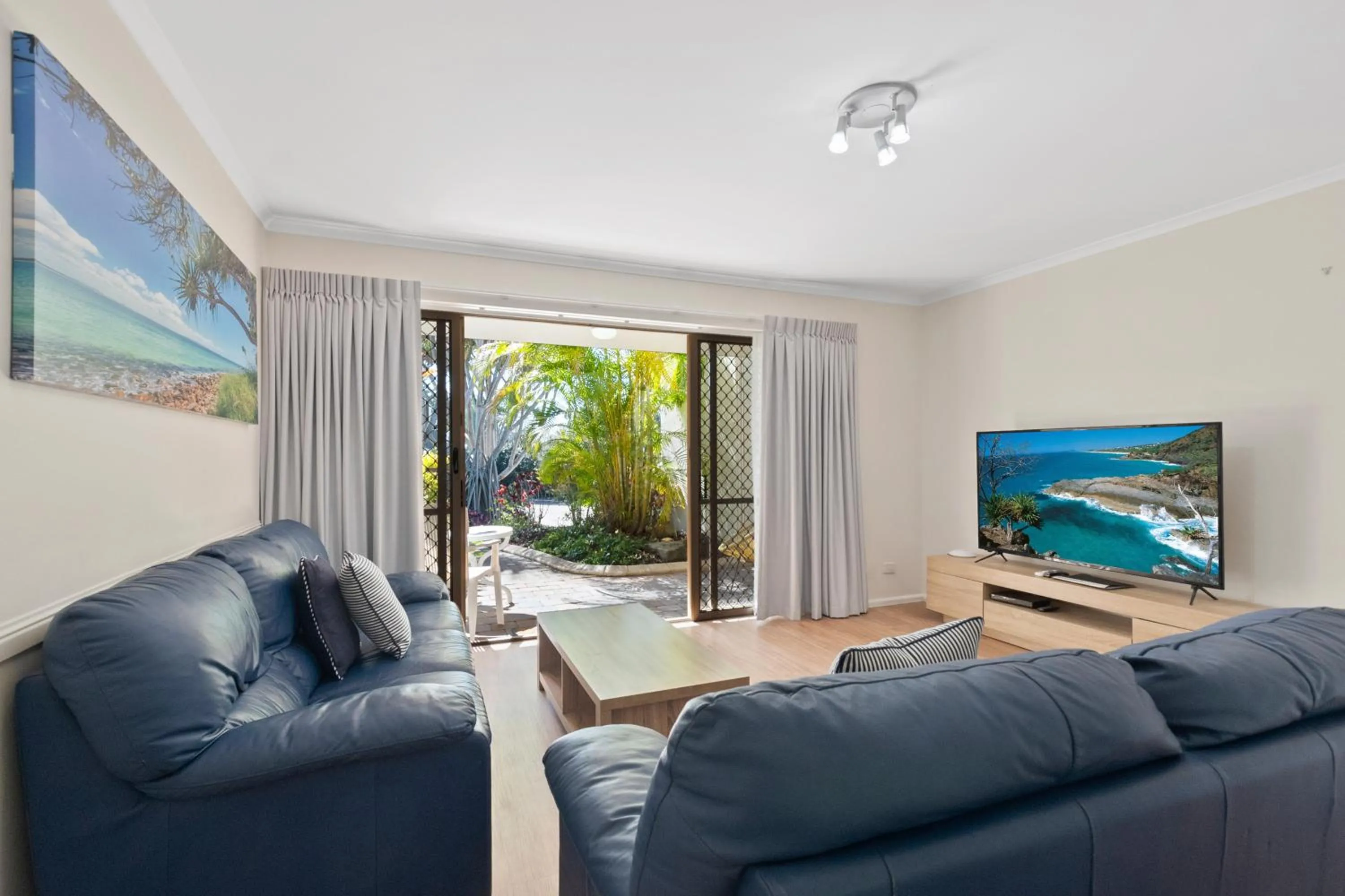 TV and multimedia in Beach Breakers Resort