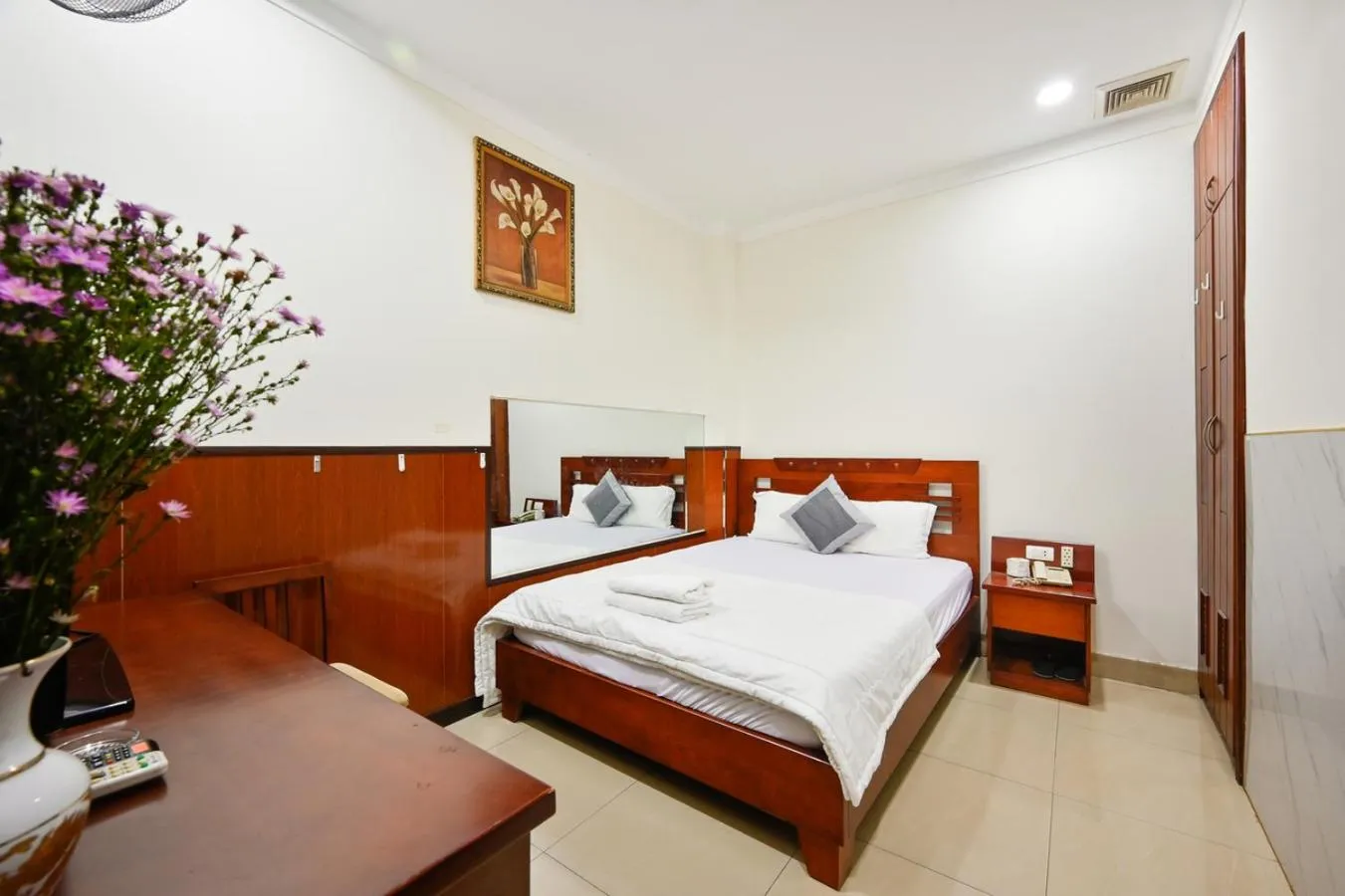 Bed in An Binh 2 hotel near Dam Sen Park