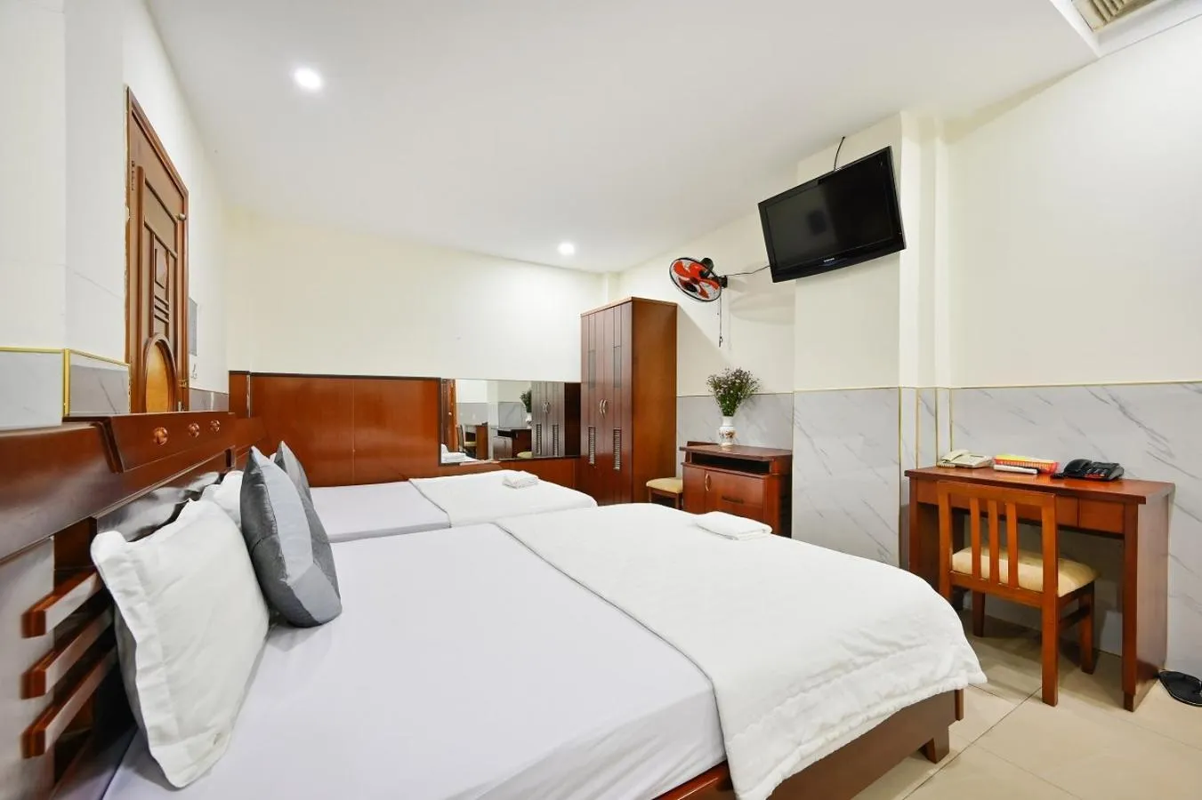 Bed in An Binh 2 hotel near Dam Sen Park