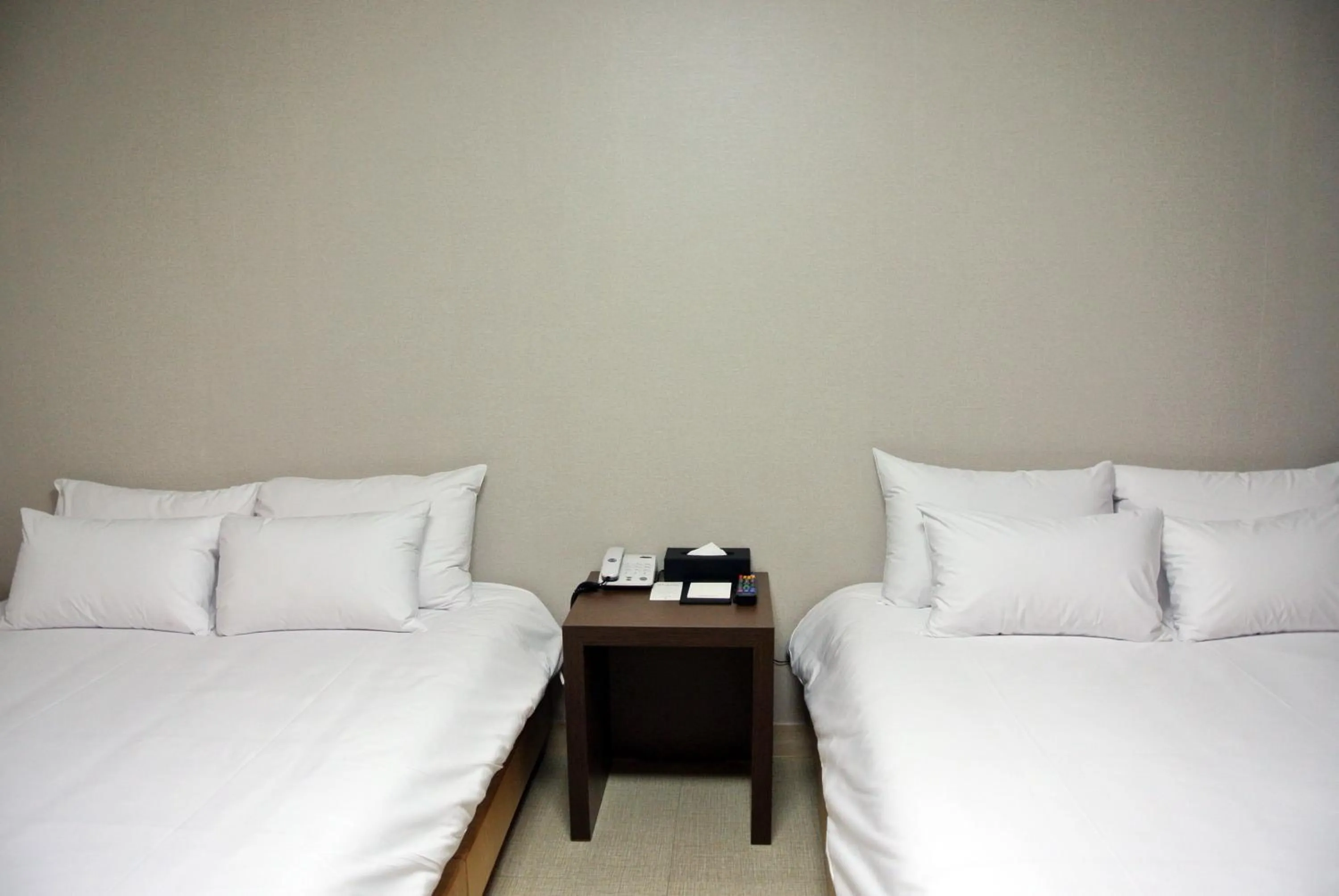 Bedroom, Bed in Jeju Noblesse Hotel