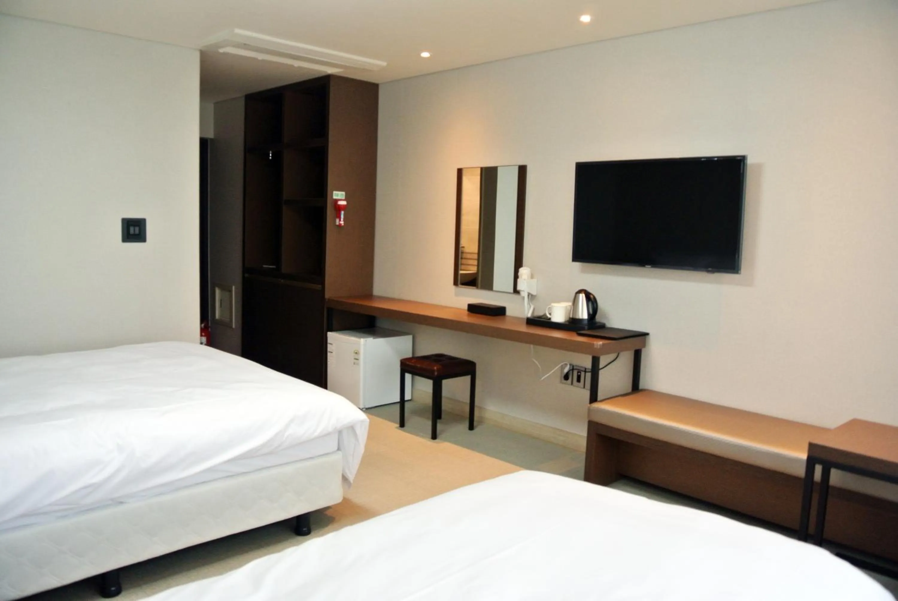 TV and multimedia, Bed in Jeju Noblesse Hotel