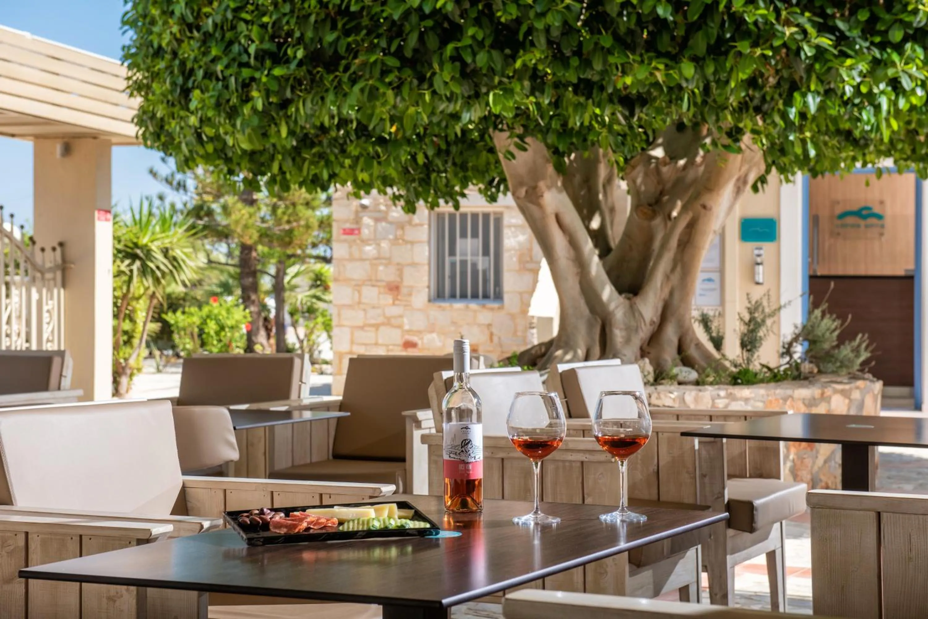 Restaurant/places to eat in Lofos Apartments